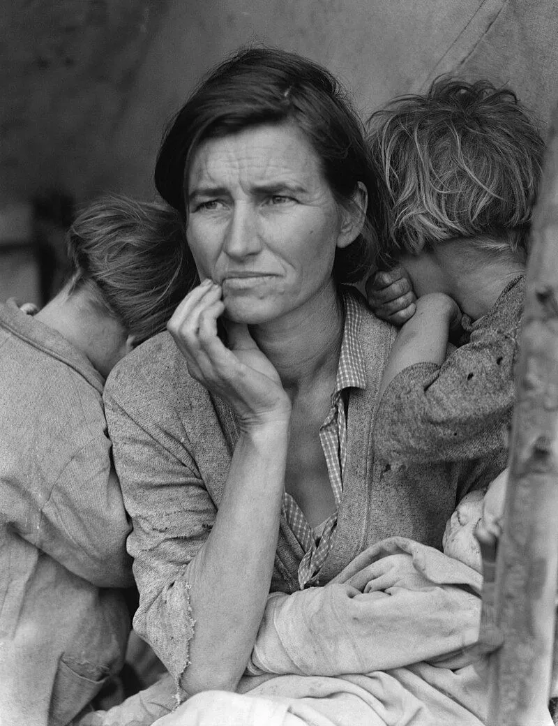 Bức ảnh "Migrant Mother" kinh điển của Dorothea Lange mô tả người mẹ và các con trong thời kỳ Đại khủng hoảng.