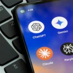 Các biểu tượng chatbot AI trên màn hình điện thoại thông minh, minh họa công nghệ AI và nguy cơ lỗ hổng bảo mật như tấn công DDoS từ ChatGPT.