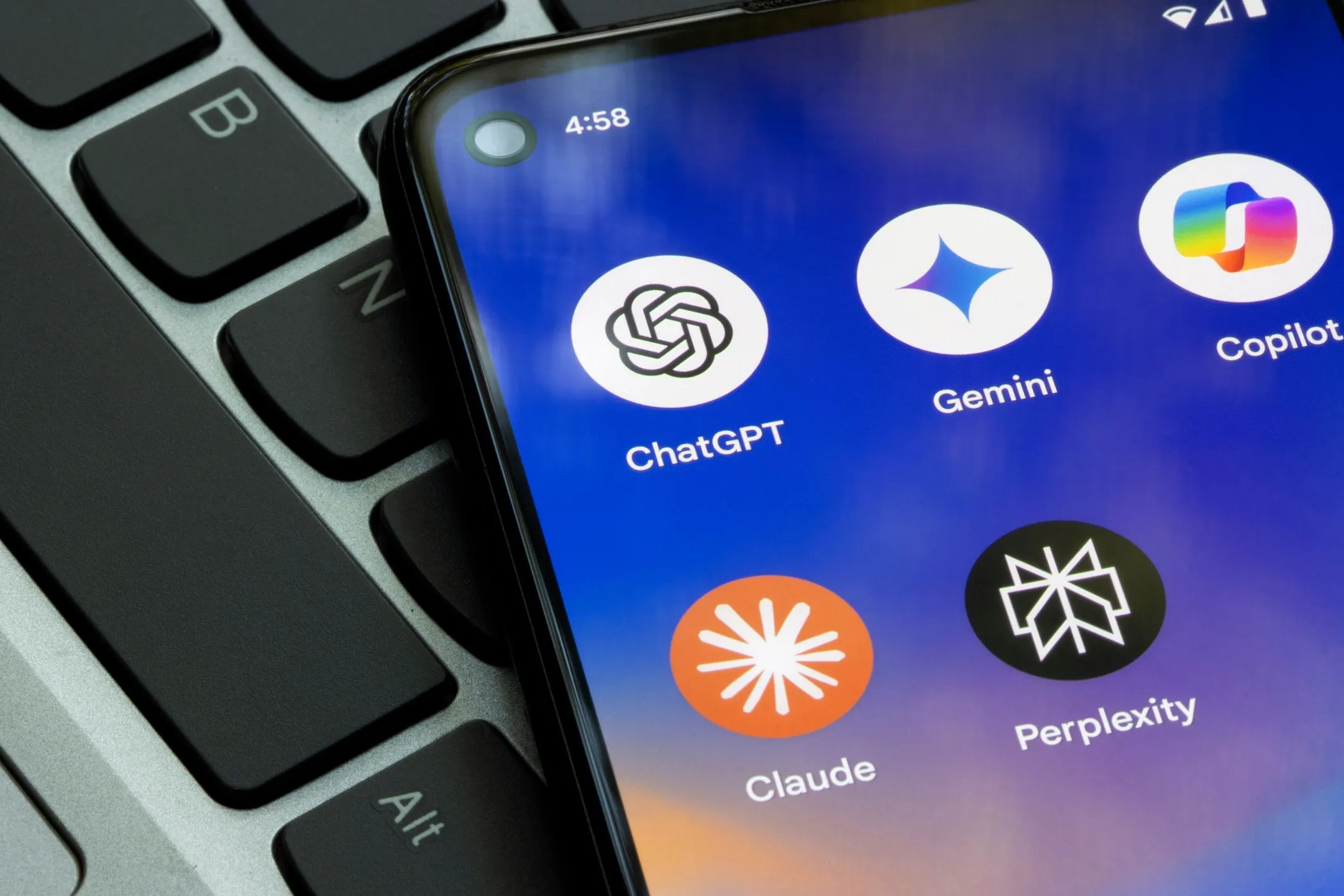Các biểu tượng chatbot AI trên màn hình điện thoại thông minh, minh họa công nghệ AI và nguy cơ lỗ hổng bảo mật như tấn công DDoS từ ChatGPT.