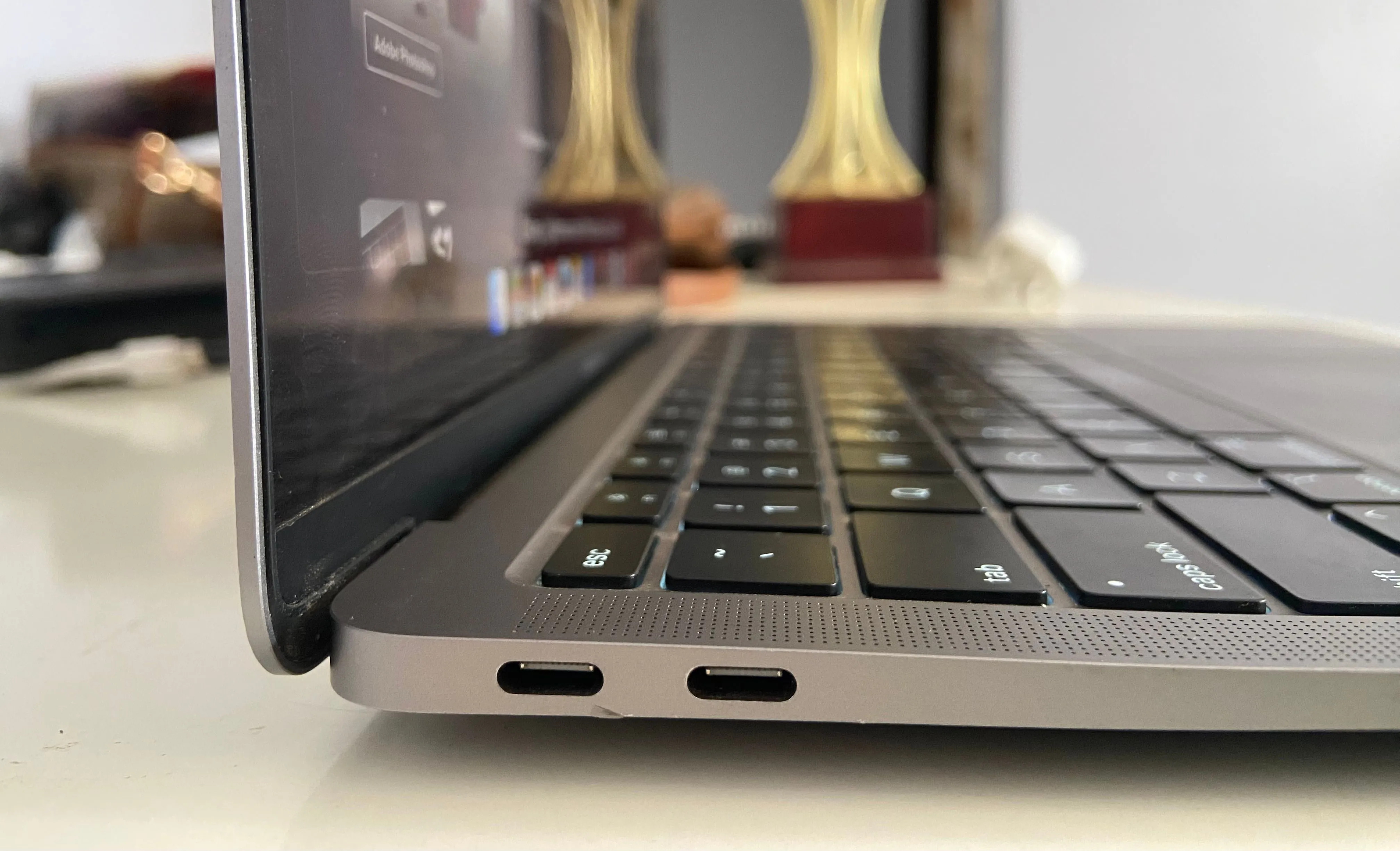 Các cổng kết nối bên trái của MacBook Air M1, thể hiện sự hạn chế về số lượng cổng