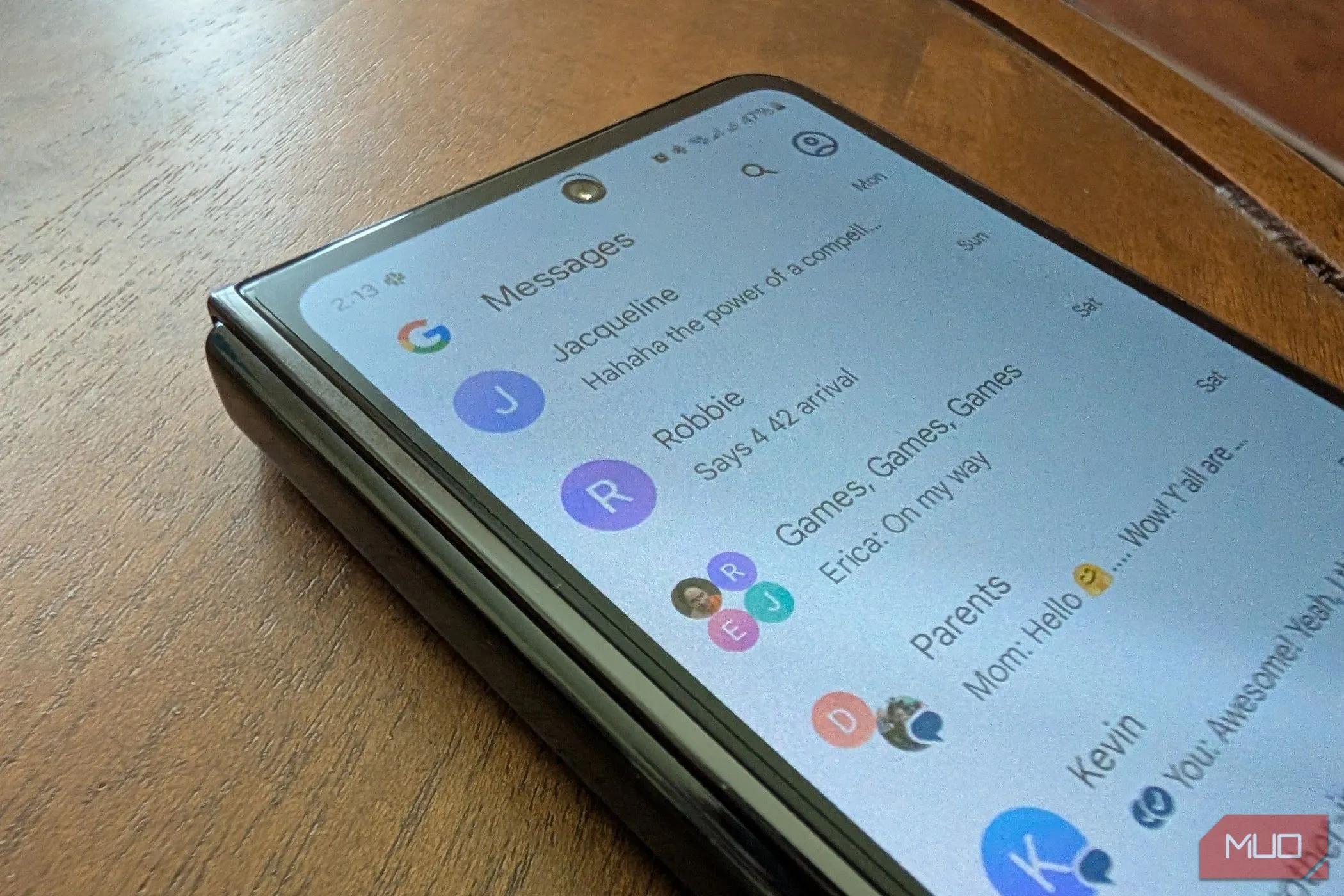 Các cuộc trò chuyện trong Google Messages trên một chiếc Galaxy Z Fold 5
