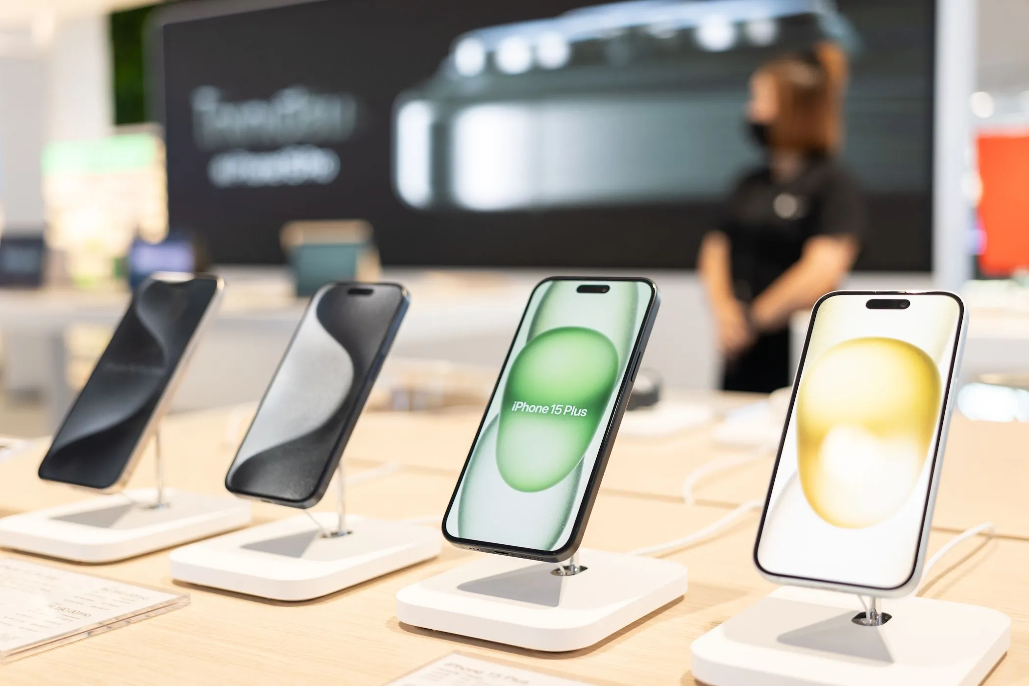 Các mẫu iPhone 15 trưng bày tại cửa hàng Apple Store