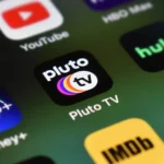Các ứng dụng dịch vụ streaming trên màn hình điện thoại, với Pluto TV ở trung tâm, minh họa các nền tảng giải trí thay thế sau khi hủy gói đăng ký lớn