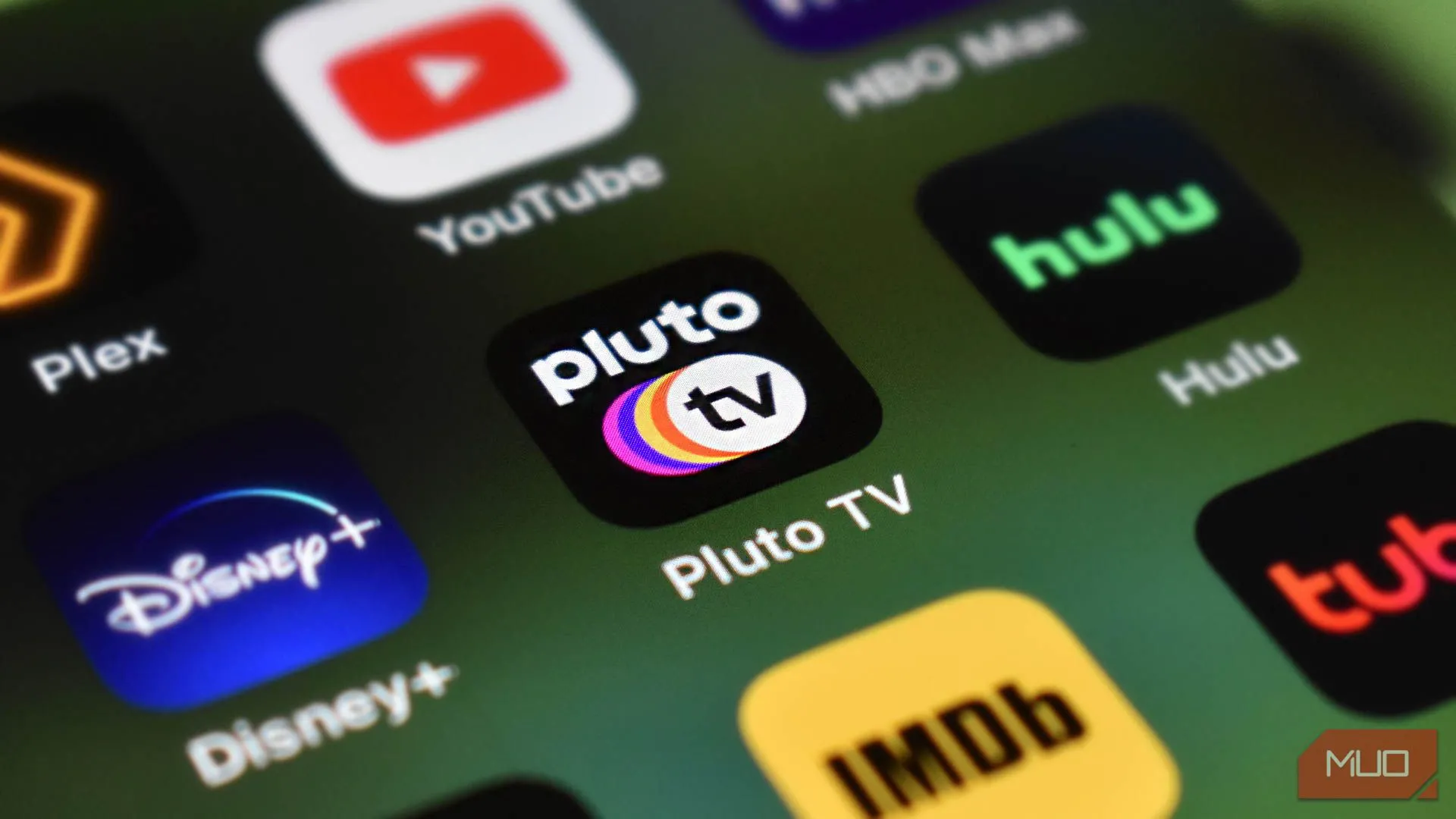 Các ứng dụng dịch vụ streaming trên màn hình điện thoại, với Pluto TV ở trung tâm, minh họa các nền tảng giải trí thay thế sau khi hủy gói đăng ký lớn