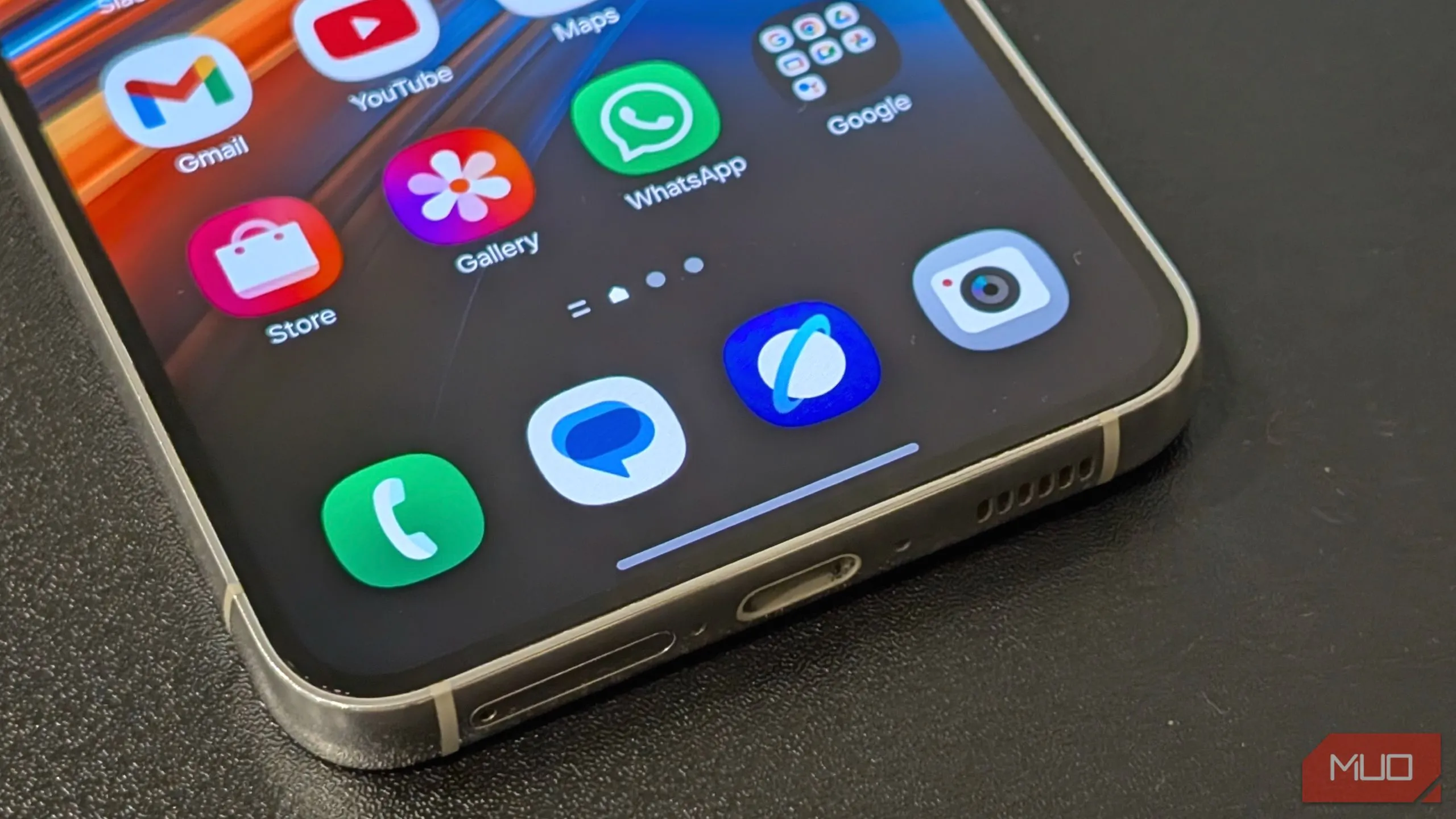 Các ứng dụng trên điện thoại thông minh Samsung Galaxy bao gồm Điện thoại, Samsung Internet, Thư viện ảnh, WhatsApp, Gmail và Máy ảnh
