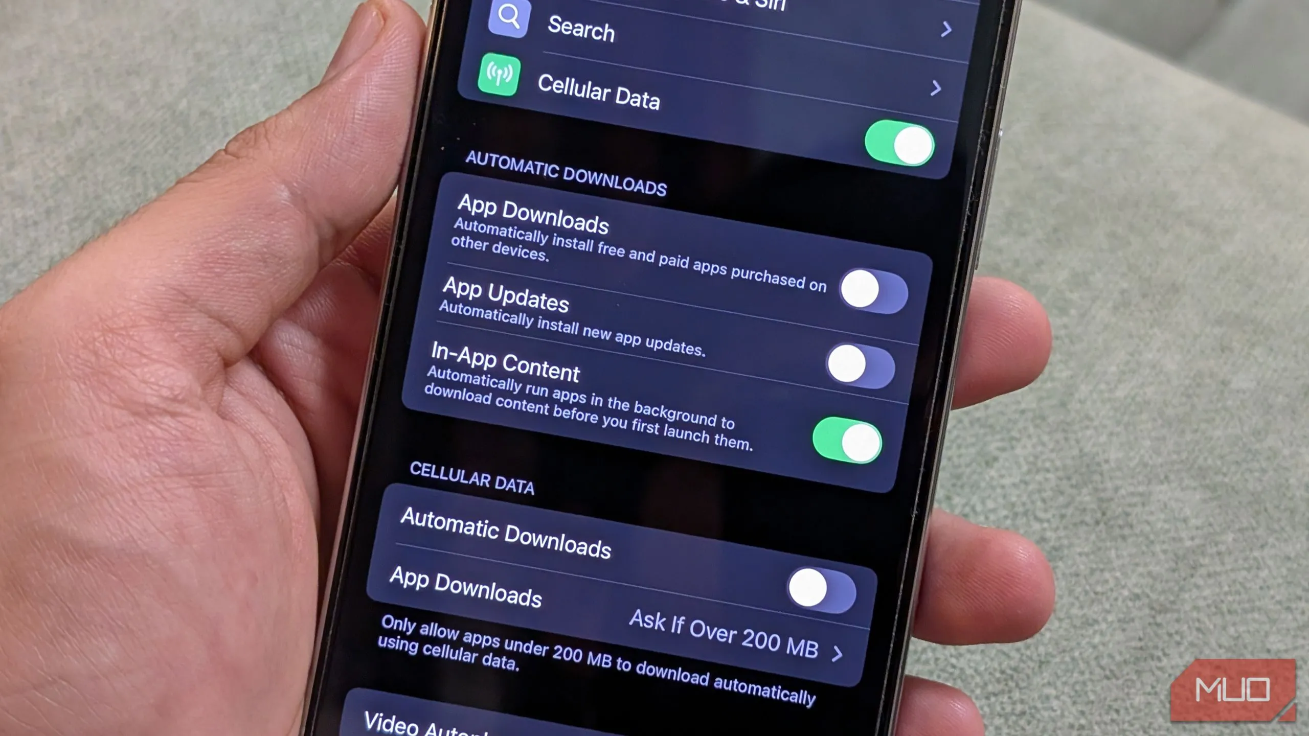 Cài đặt App Store cho phép tắt tự động tải ứng dụng qua dữ liệu di động trên iPhone.