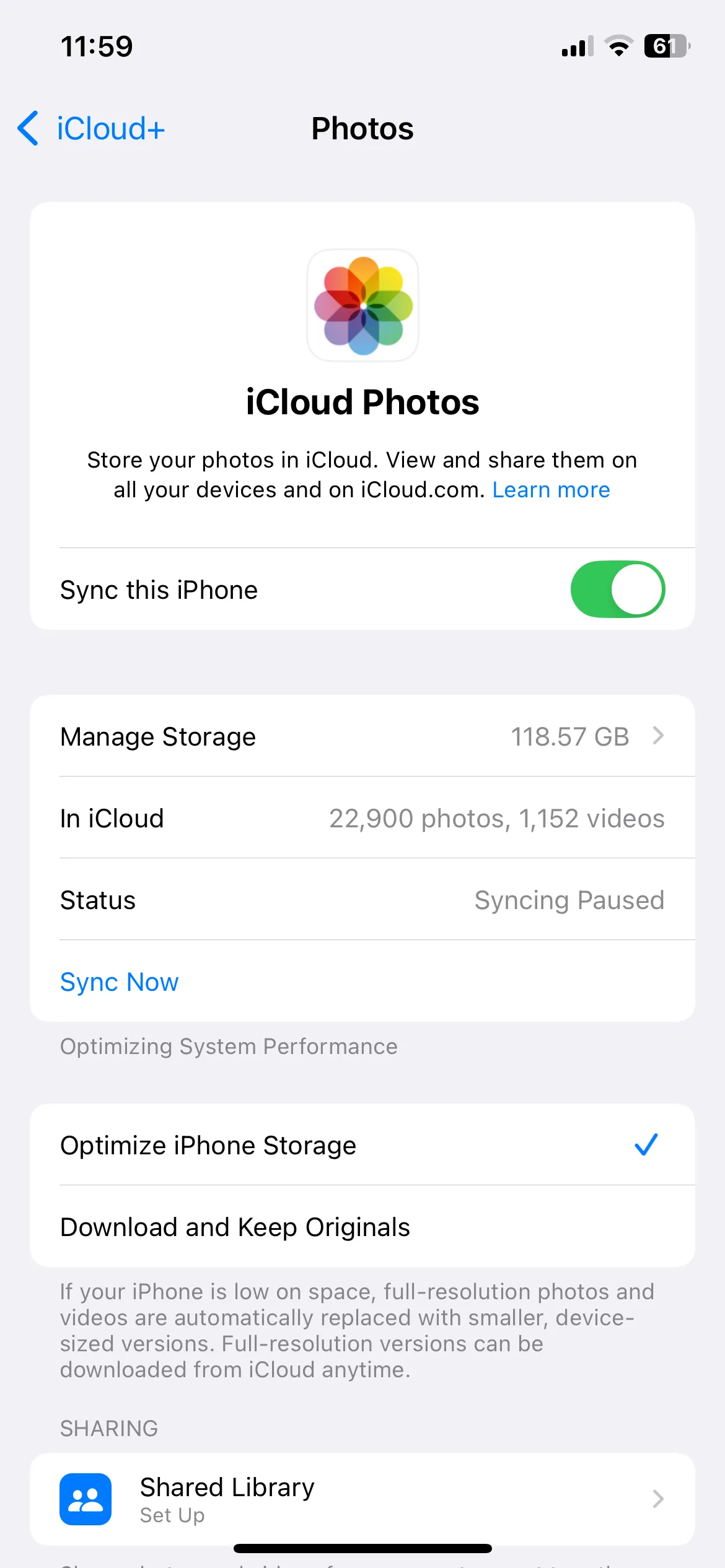 Cài đặt iCloud Photos trên iPhone, hiển thị tùy chọn 'Tối ưu hóa dung lượng iPhone' để lưu ảnh độ phân giải thấp trên thiết bị và ảnh gốc trên iCloud, giúp tối ưu hóa dung lượng và tăng tốc iPhone.