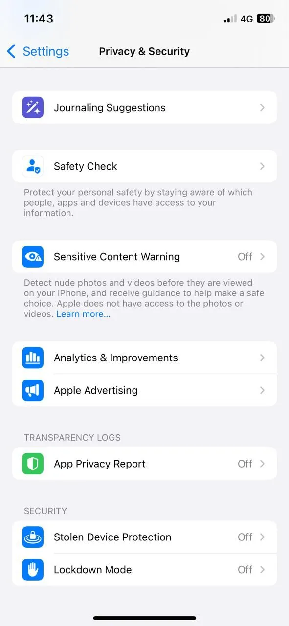 Cài đặt Quyền riêng tư & Bảo mật trên iPhone, hiển thị tùy chọn Phân tích & Cải thiện và Theo dõi ứng dụng