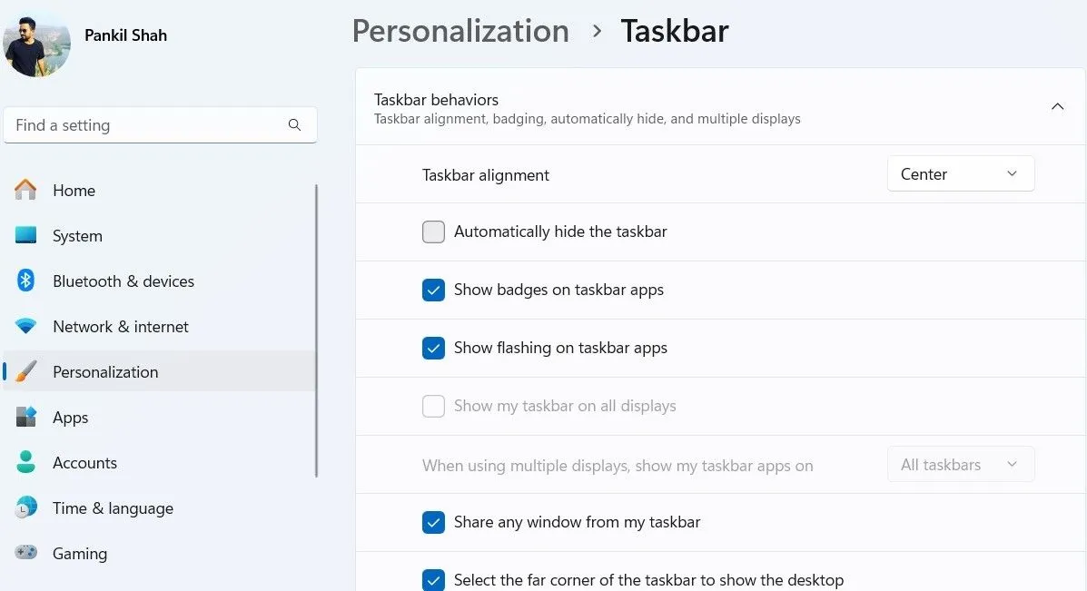 Cài đặt thanh Taskbar trong Windows 11, cho phép tùy chỉnh các biểu tượng và hành vi hiển thị.