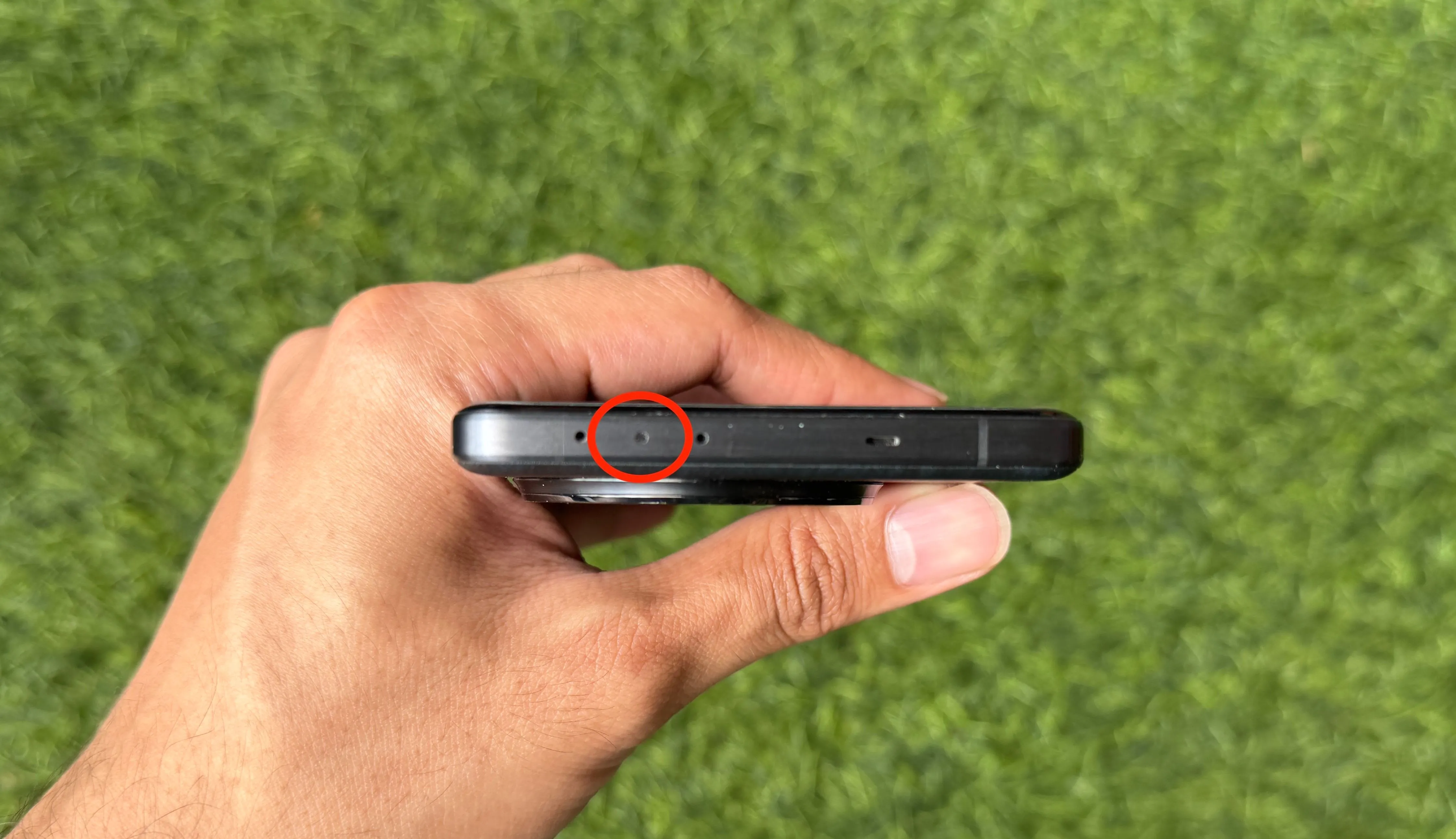 Cảm biến hồng ngoại (IR Blaster) trên cạnh trên của điện thoại OnePlus 13