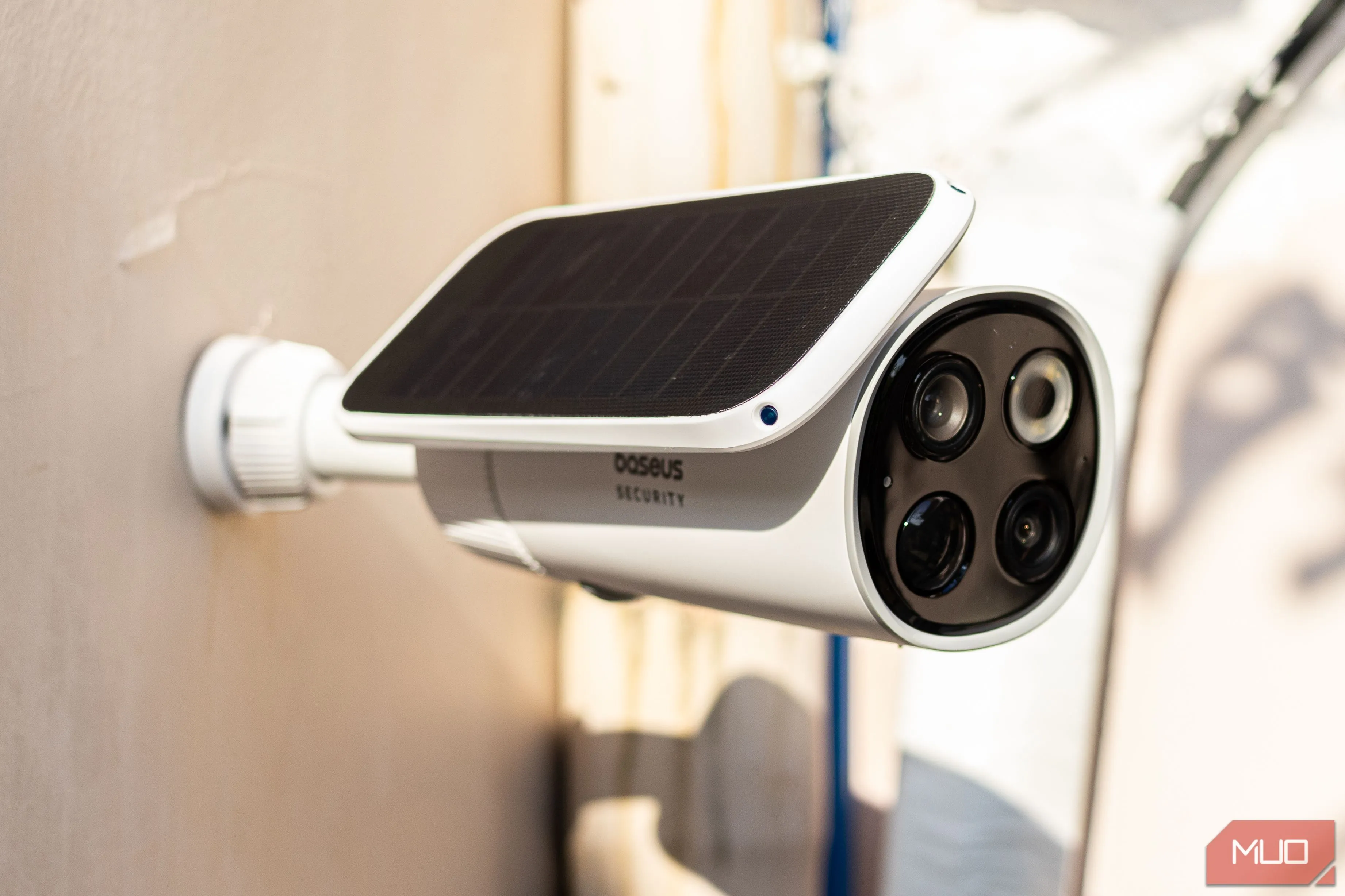 Camera an ninh Baseus S1 Pro được lắp đặt ngoài trời, tấm pin năng lượng mặt trời hướng thẳng về phía mặt trời để sạc tự động