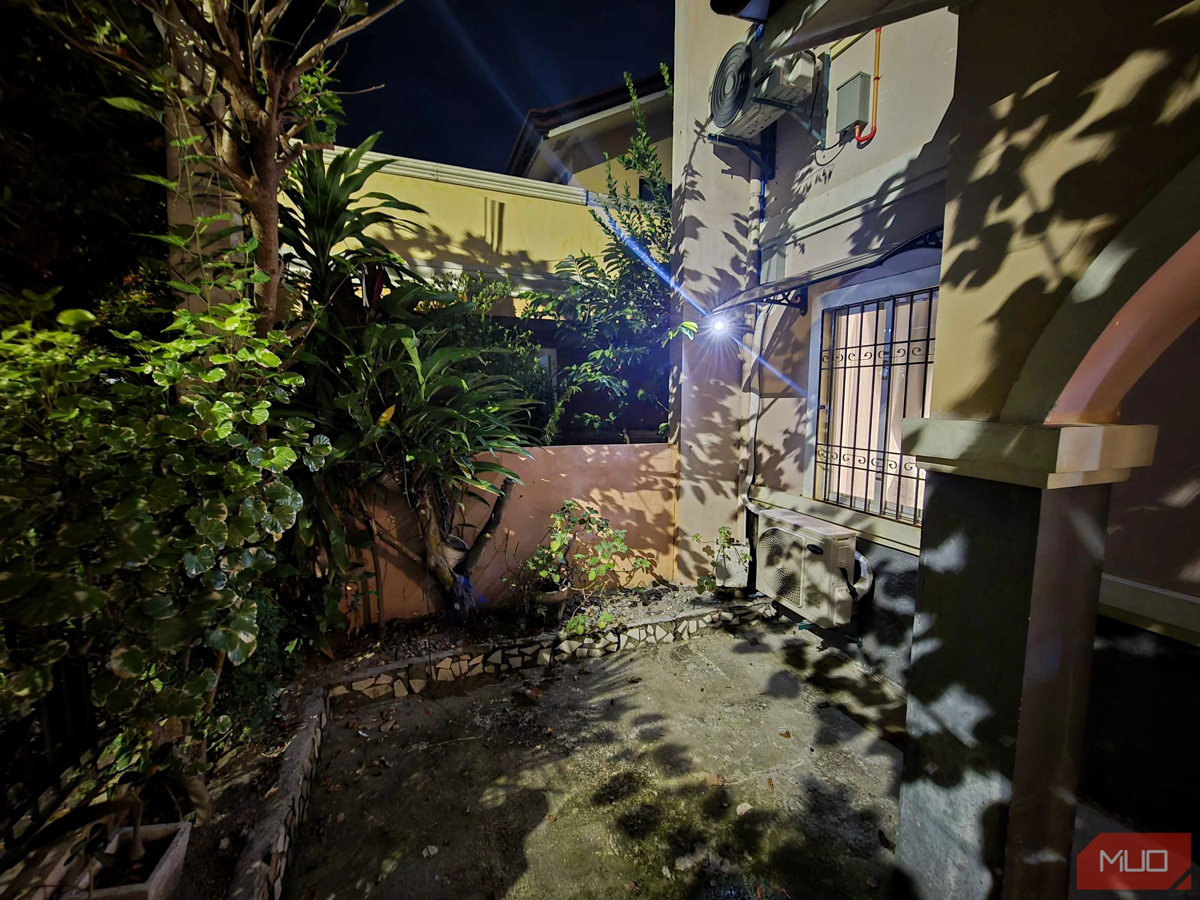 Camera Baseus S1 Pro đang bật đèn chiếu sáng (spotlight) vào ban đêm, giúp ghi hình màu sắc rõ nét hơn