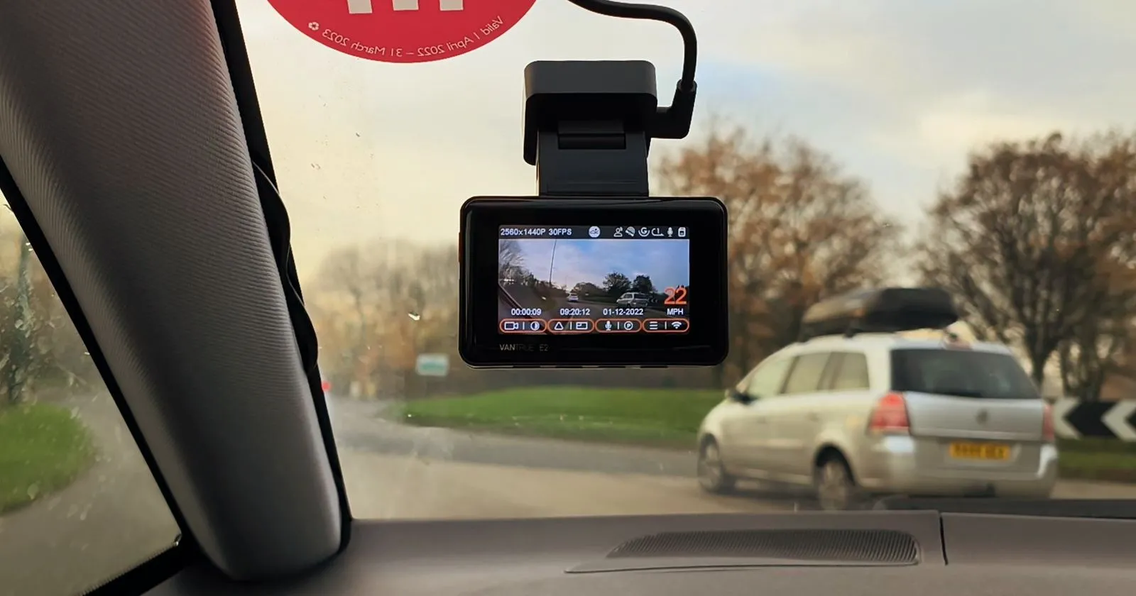 Camera hành trình Vantrue E2 được gắn trên kính xe, có thể cấp nguồn qua cổng USB ô tô.