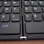 Cận cảnh bản lề trên bàn phím Bluetooth gập, làm nổi bật sự khác biệt trong thiết kế.