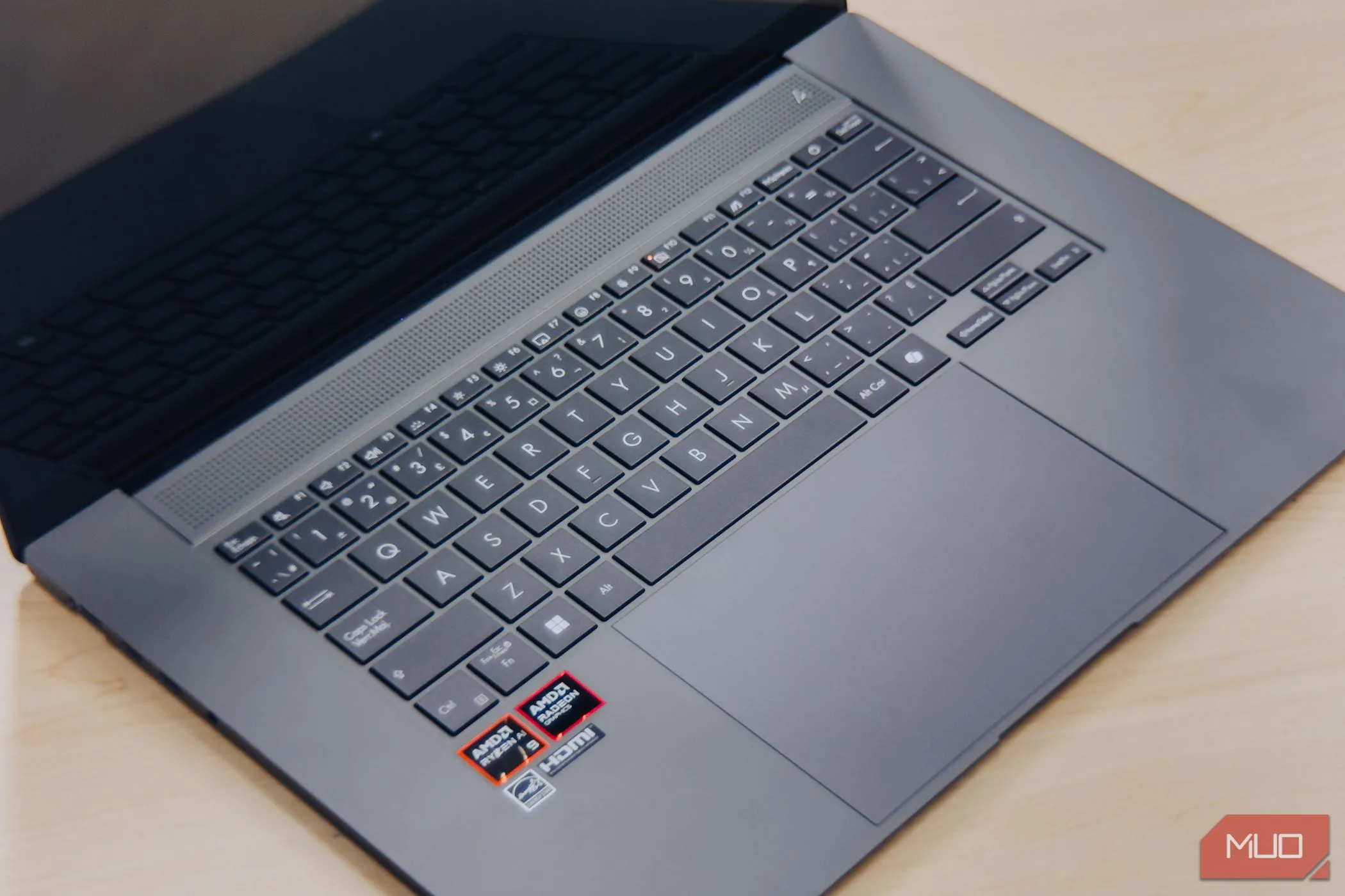 Cận cảnh bàn phím ASUS Zenbook S 16 OLED với bố cục đầy đủ và khu vực phím số tích hợp