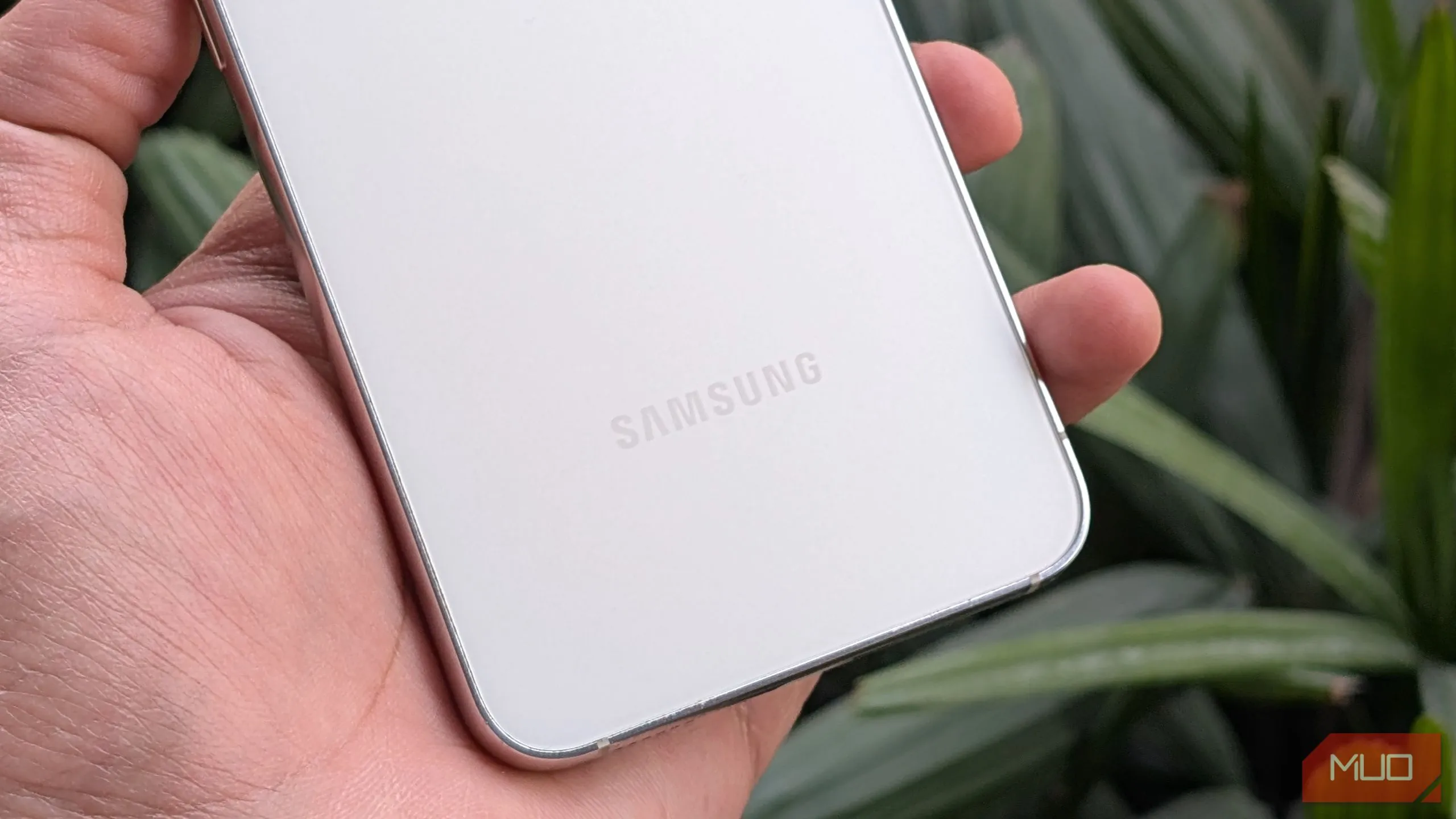 Cận cảnh bàn tay đang cầm điện thoại Samsung Galaxy S23