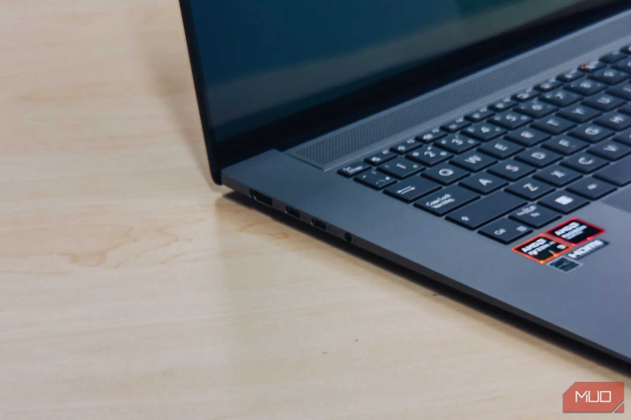 Cận cảnh các cổng kết nối đa dạng trên ASUS Zenbook S 16 OLED bao gồm USB-C, USB-A và HDMI