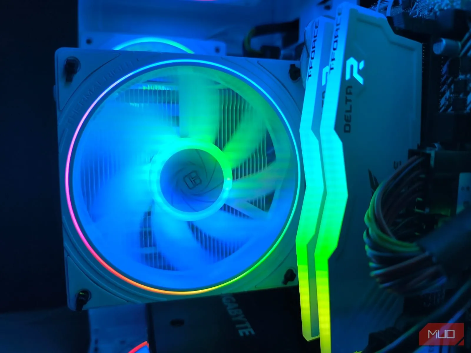 Cận cảnh các thanh RAM DDR4 32GB có đèn RGB bên trong case PC, tối ưu cho xử lý ảnh và video.