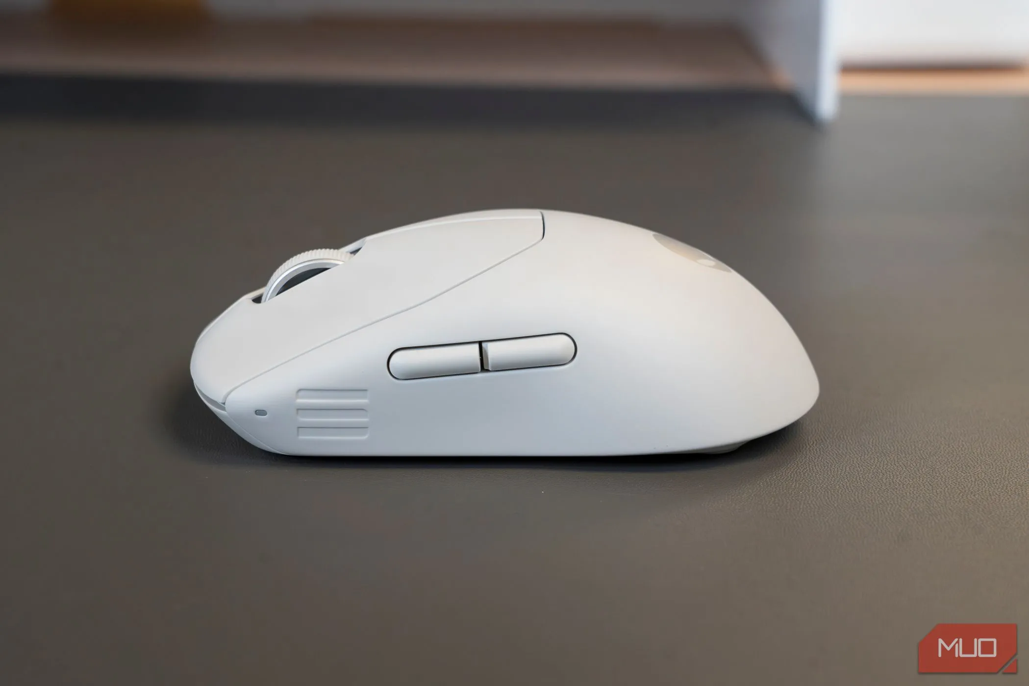 Cận cảnh chuột gaming không dây Alienware với bánh xe cuộn