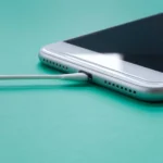 Cận cảnh cổng sạc điện thoại Samsung đang được làm khô bằng tăm bông để khắc phục lỗi Moisture Detected