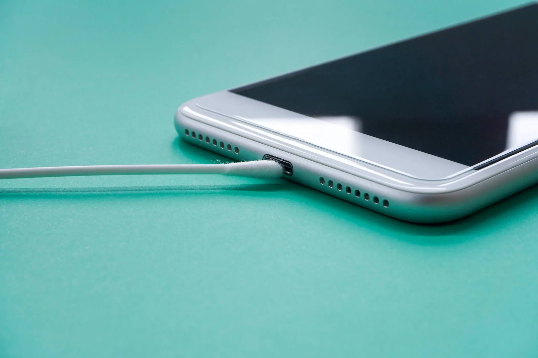 Cận cảnh cổng sạc điện thoại Samsung đang được làm khô bằng tăm bông để khắc phục lỗi Moisture Detected