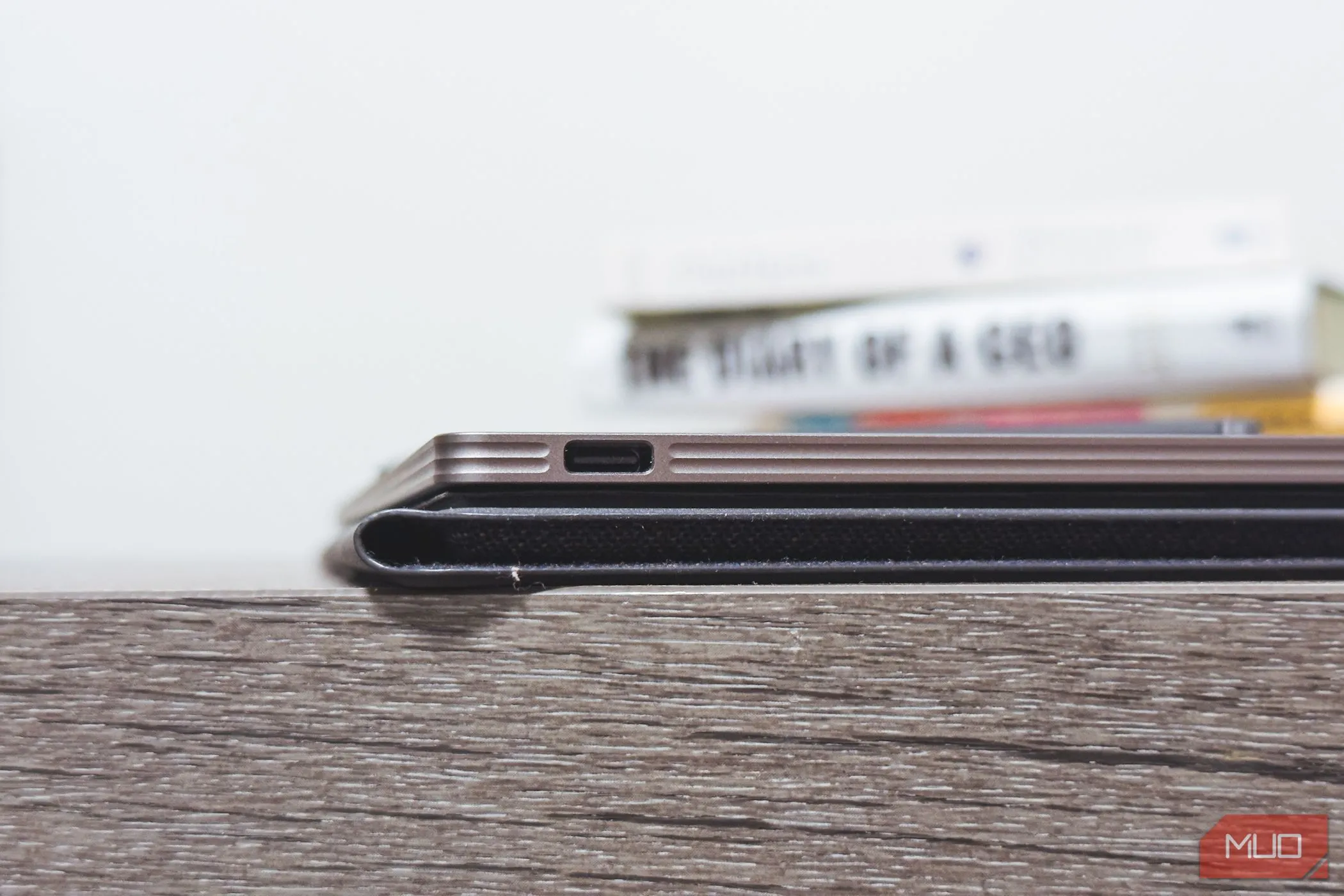 Cận cảnh cổng USB-C trên reMarkable Paper Pro, minh họa khả năng sạc nhanh