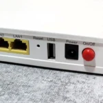 Cận cảnh cổng USB trên một router Wi-Fi, minh họa cho việc khởi động lại thiết bị hoặc kết nối phụ kiện.