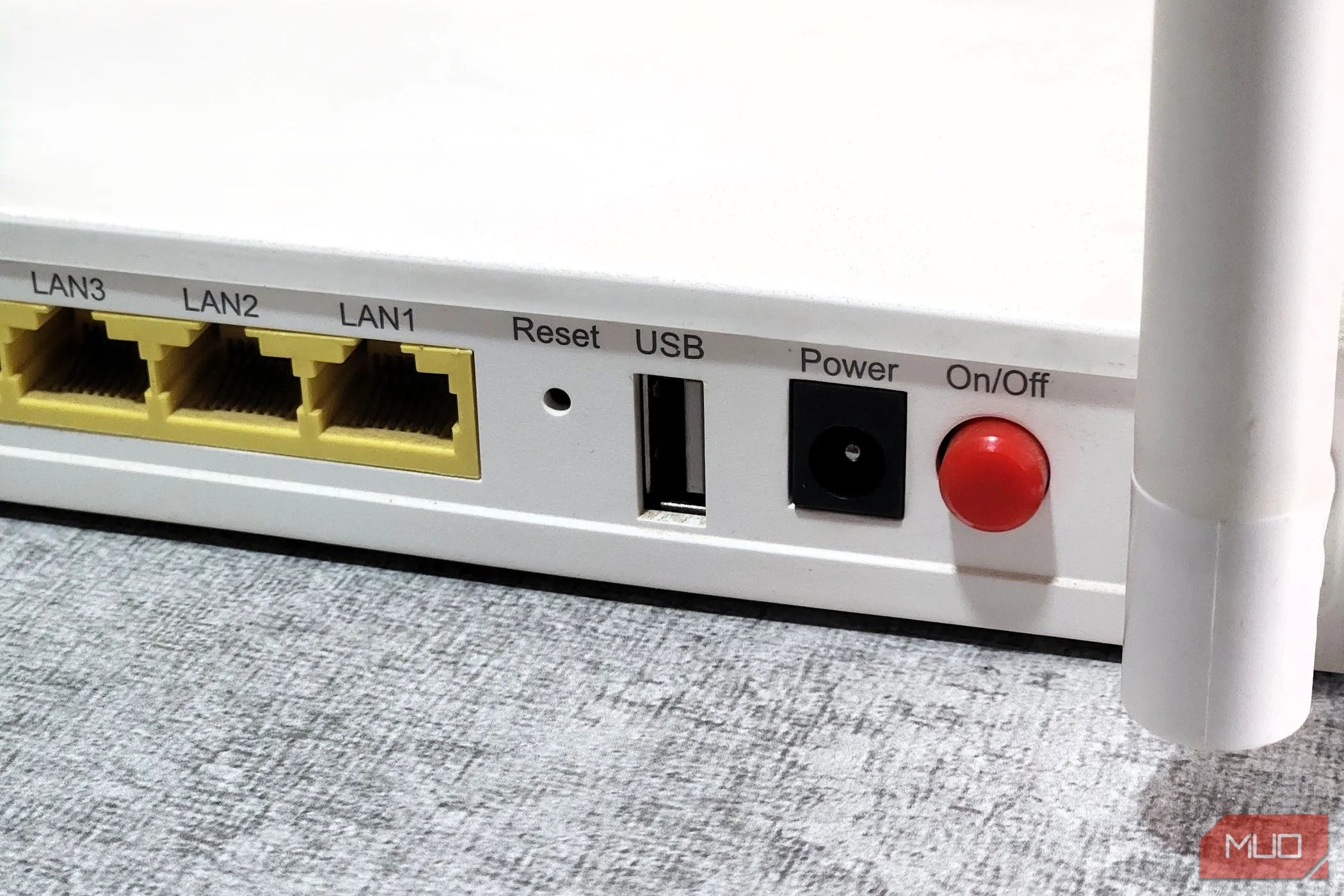 Cận cảnh cổng USB trên một router Wi-Fi, minh họa cho việc khởi động lại thiết bị hoặc kết nối phụ kiện.