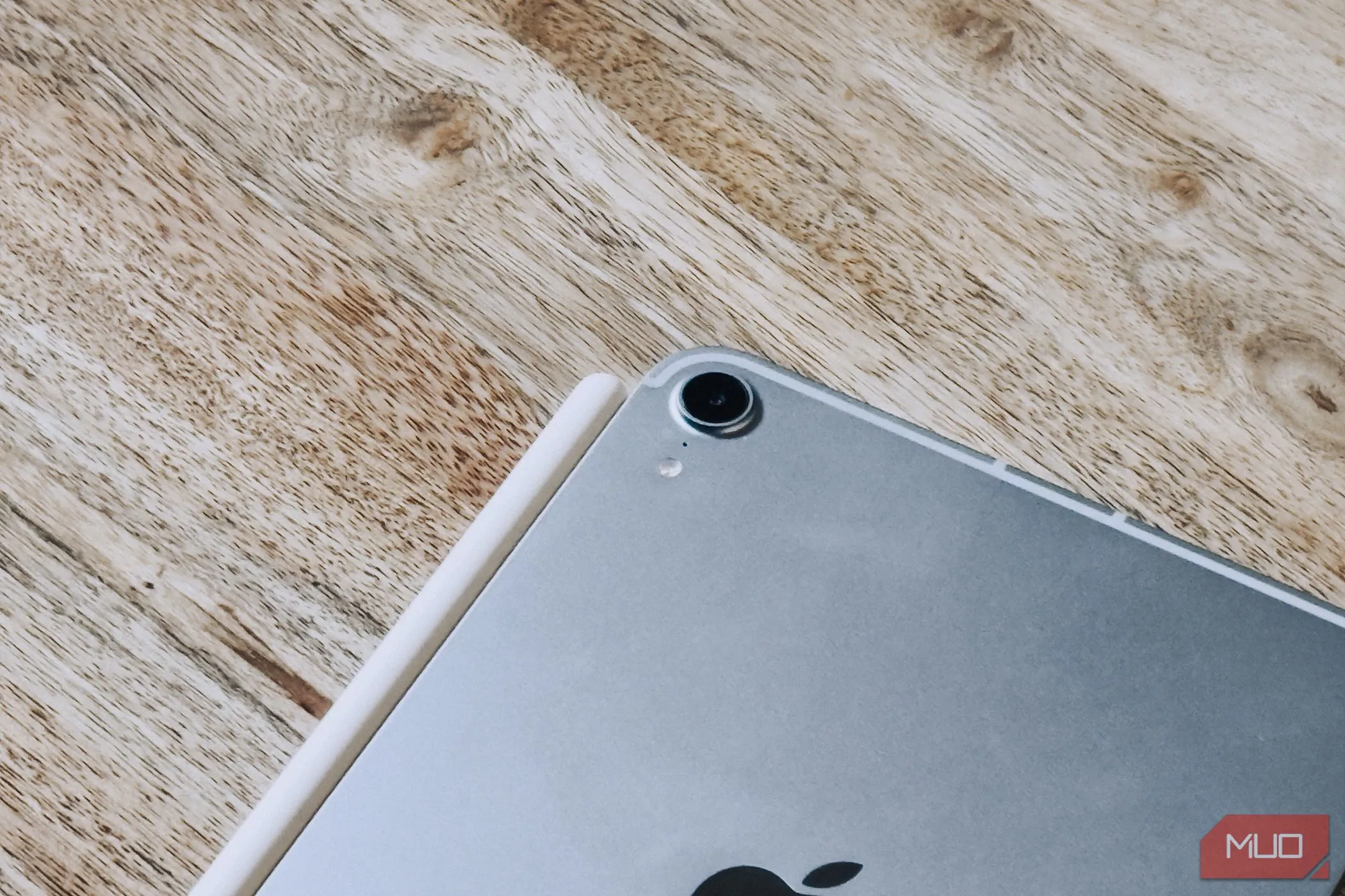 Cận cảnh cụm camera sau 12MP của iPad Mini A17 Pro, thích hợp quét tài liệu