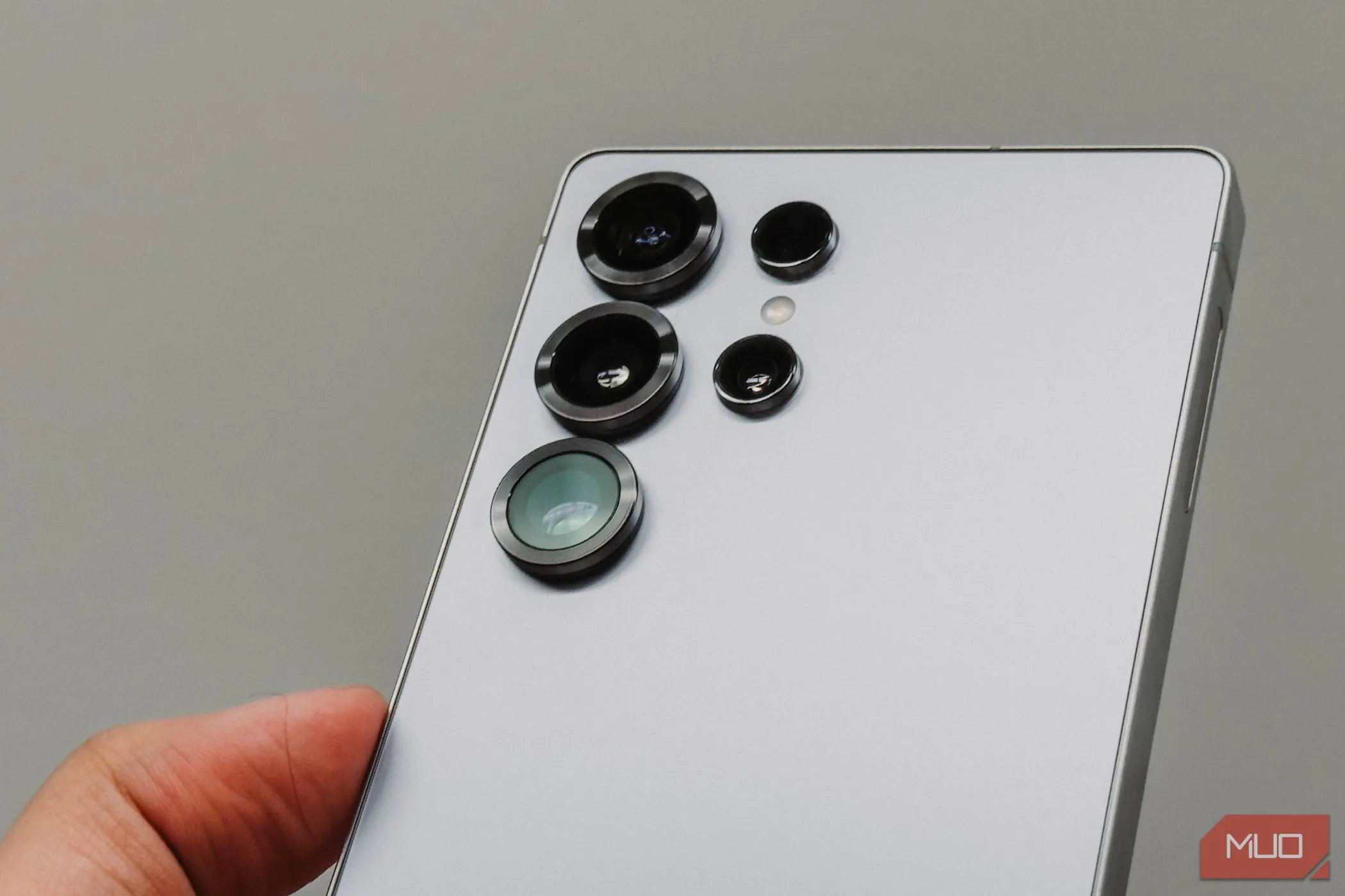 Cận cảnh cụm camera sau Samsung Galaxy S25 Ultra với các vòng kim loại nổi bật