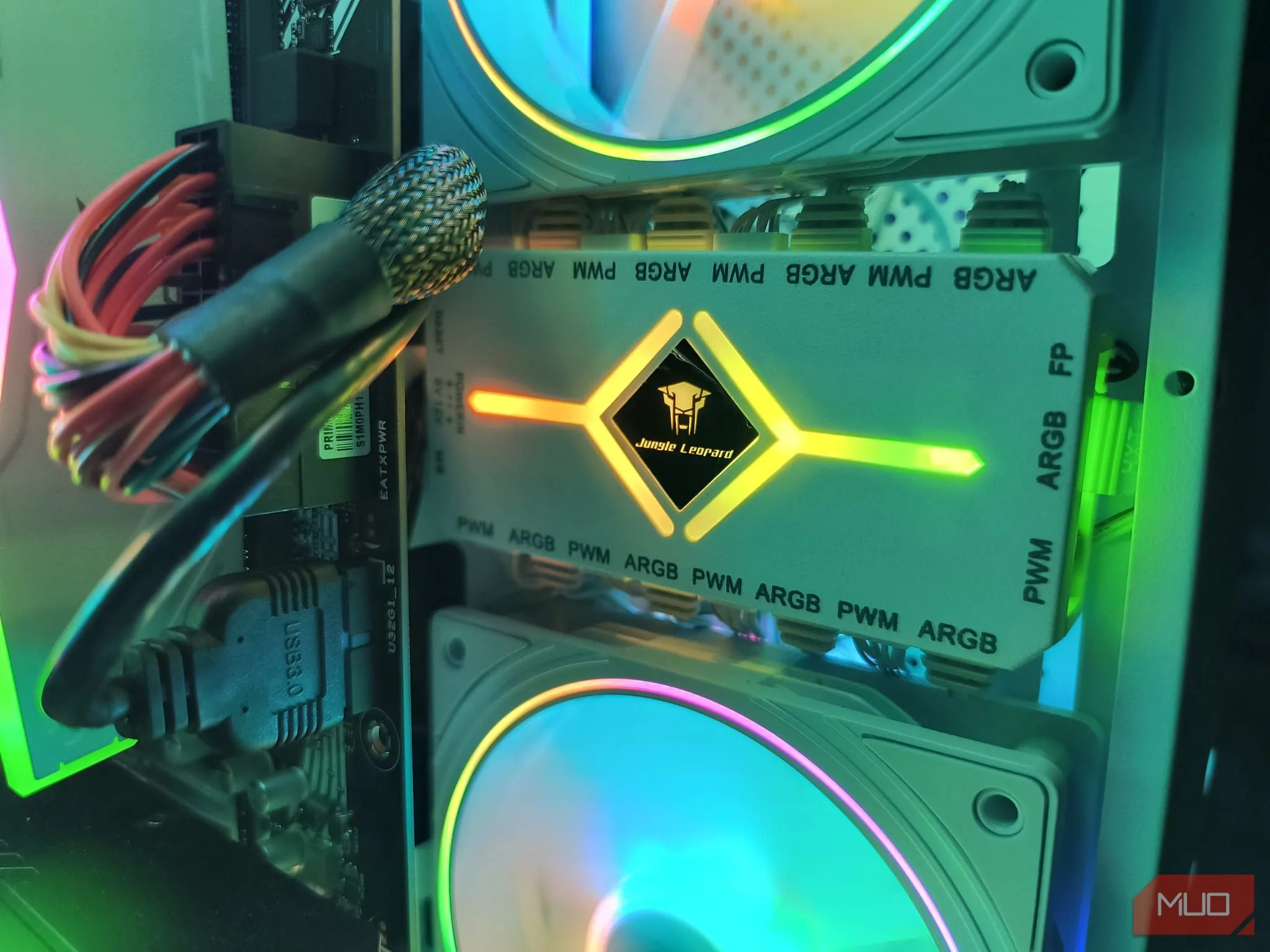 Cận cảnh fan hub (bộ điều khiển quạt) bên trong PC, giúp quản lý dây cáp và điều khiển hệ thống đèn ARGB hiệu quả.