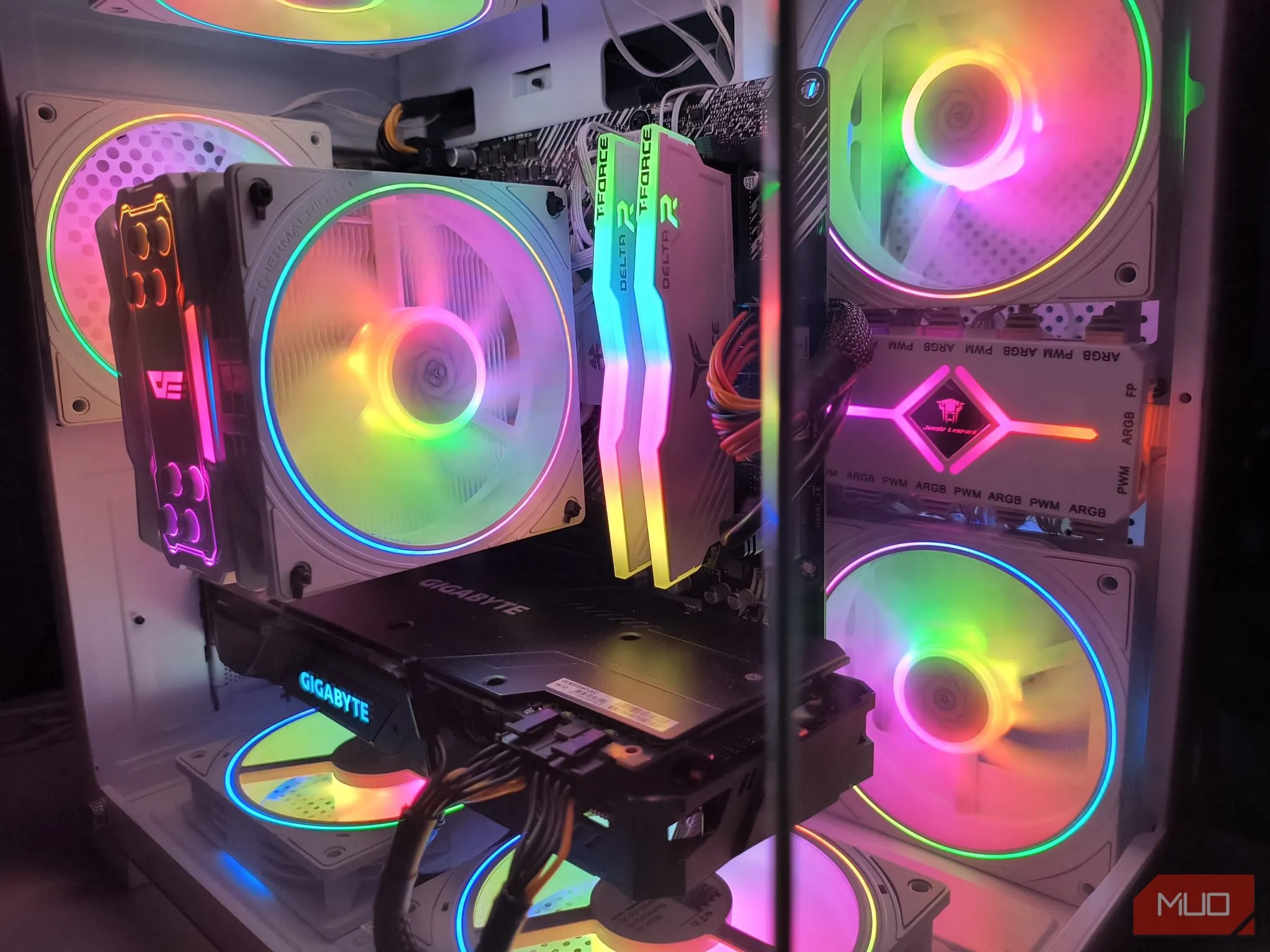 Cận cảnh hệ thống quạt tản nhiệt bên trong vỏ case PC, đảm bảo luồng khí tối ưu cho các linh kiện.