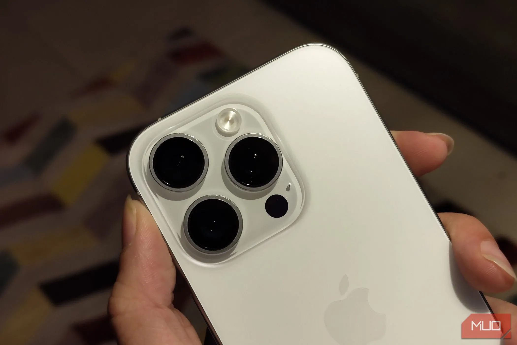 Cận cảnh mặt lưng iPhone, nhấn mạnh tầm quan trọng của việc chọn ốp lưng phù hợp với thiết kế.