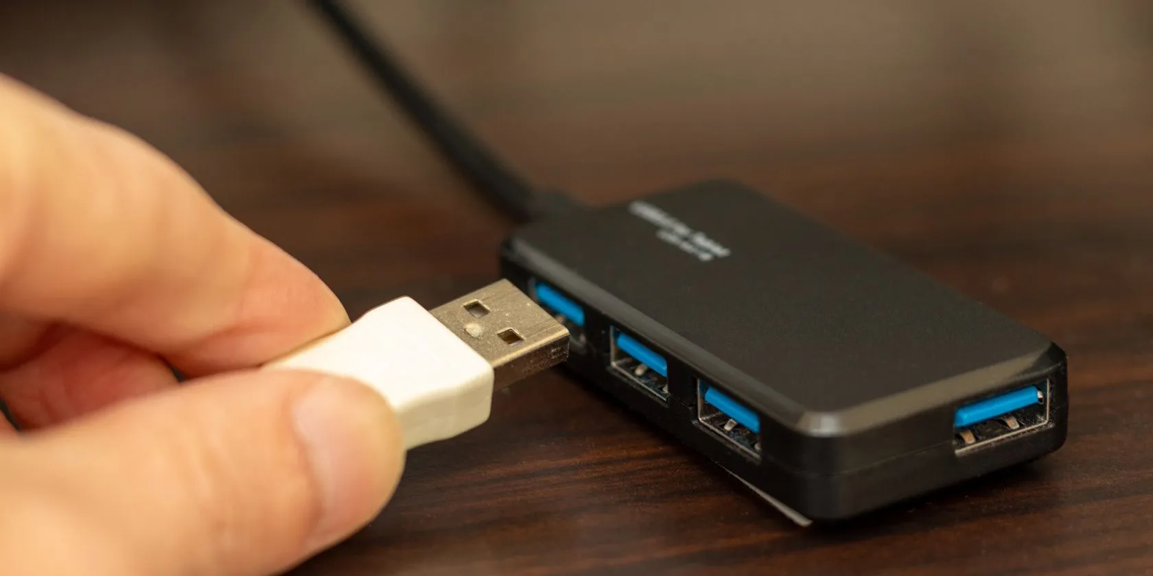 Cận cảnh một thiết bị hub USB đang được kết nối, biểu trưng cho chức năng biến màn hình thành trung tâm kết nối USB.
