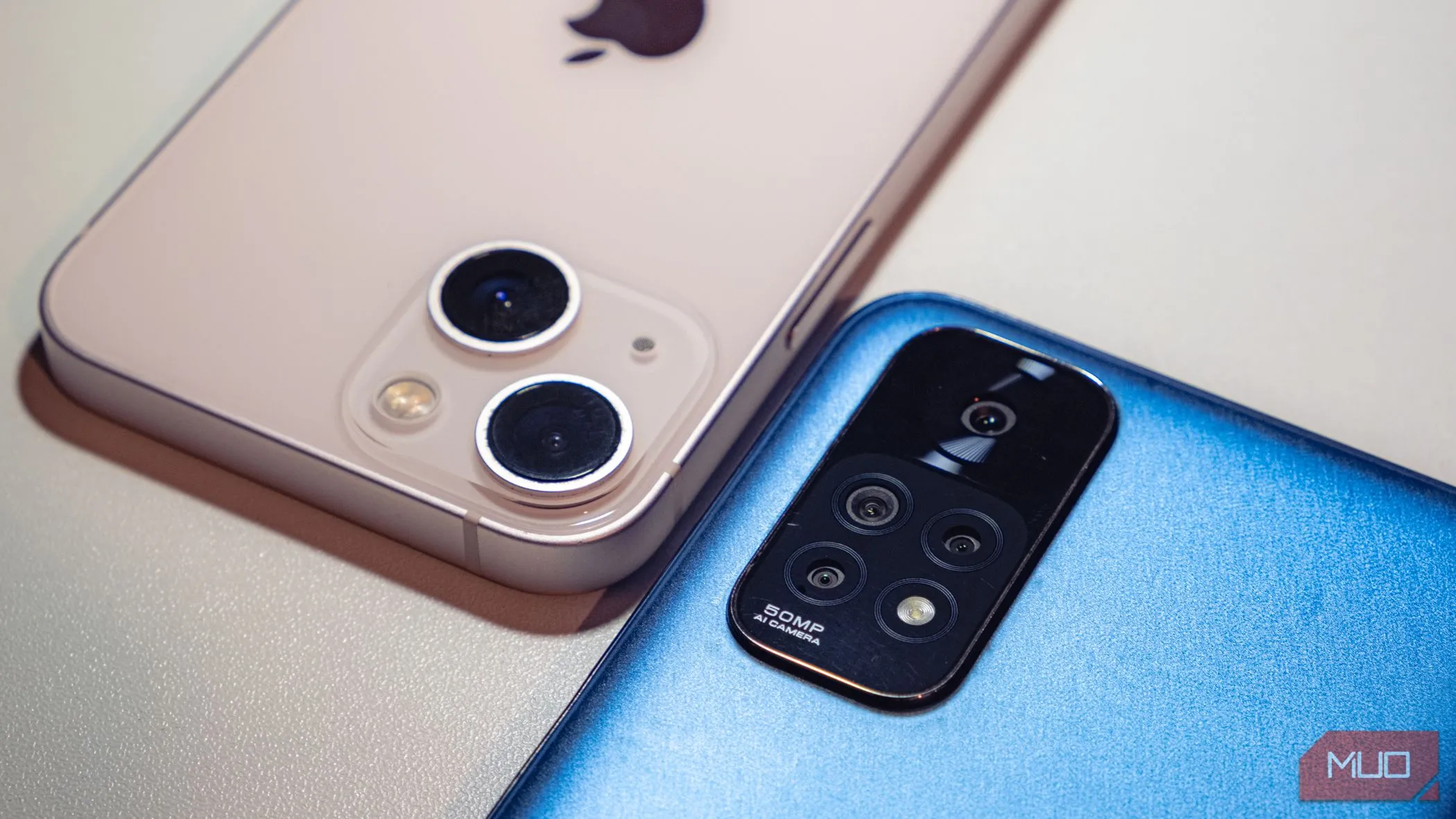 Cận cảnh nhiều ống kính camera trên các điện thoại thông minh đặt cạnh nhau, minh họa xu hướng đa camera.
