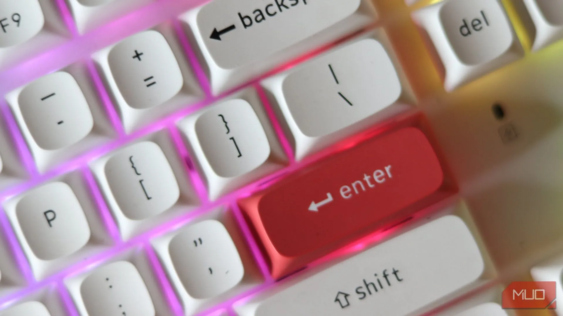 Cận cảnh nút Enter với điểm nhấn trên bàn phím Keychron K8 Pro cao cấp, thể hiện chất lượng hoàn thiện