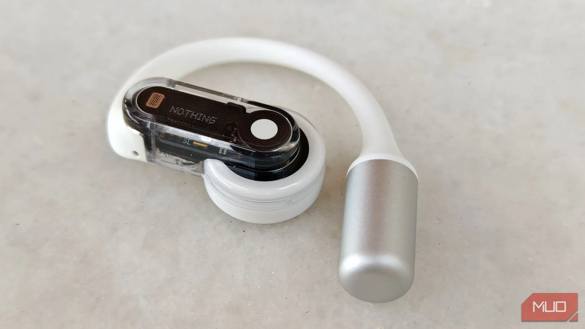 Cận cảnh tai nghe Nothing Ear (open) bên trái