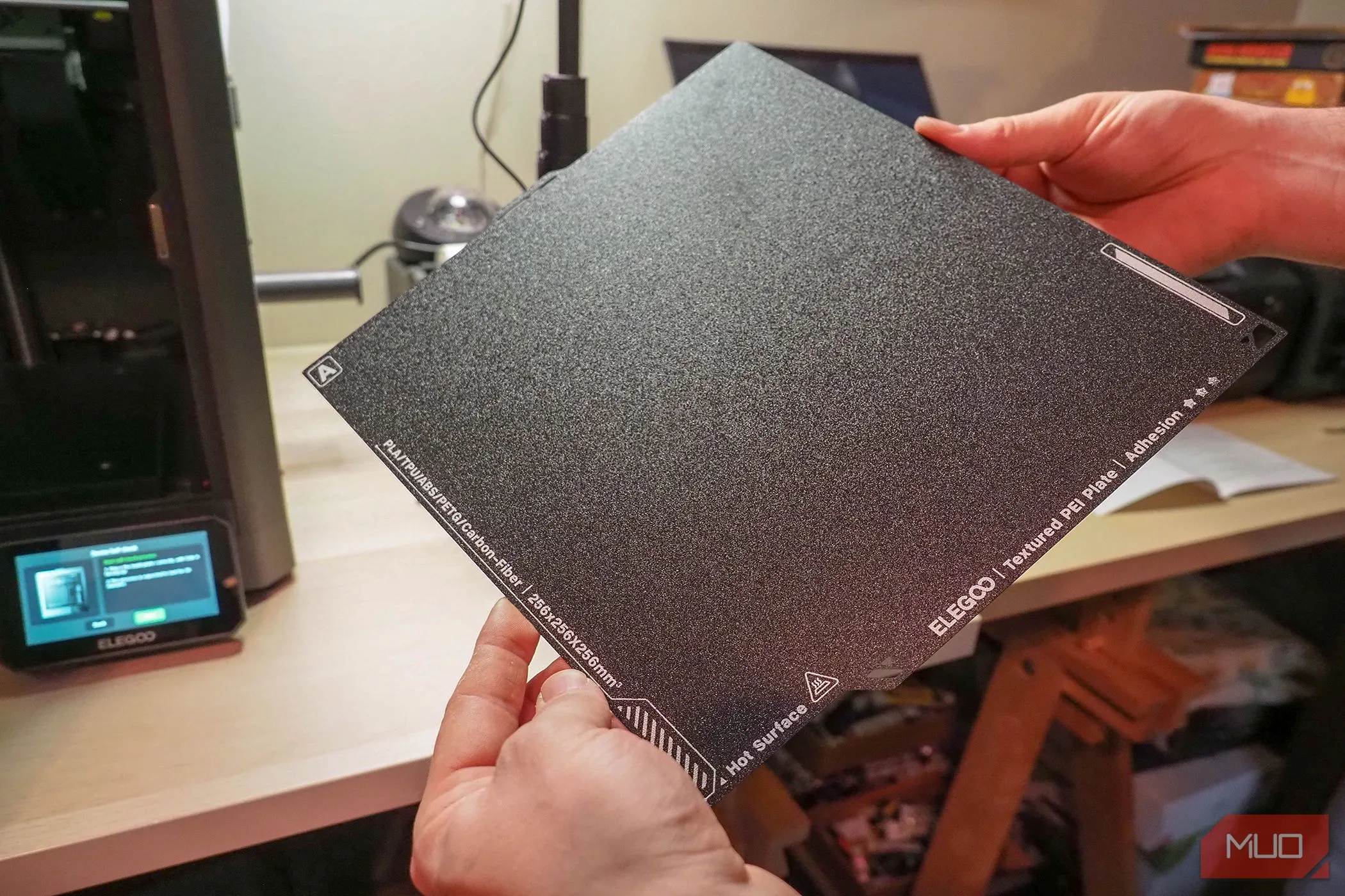 Cận cảnh tấm bàn in hai mặt (dual-sided plate) của Elegoo Centauri Carbon