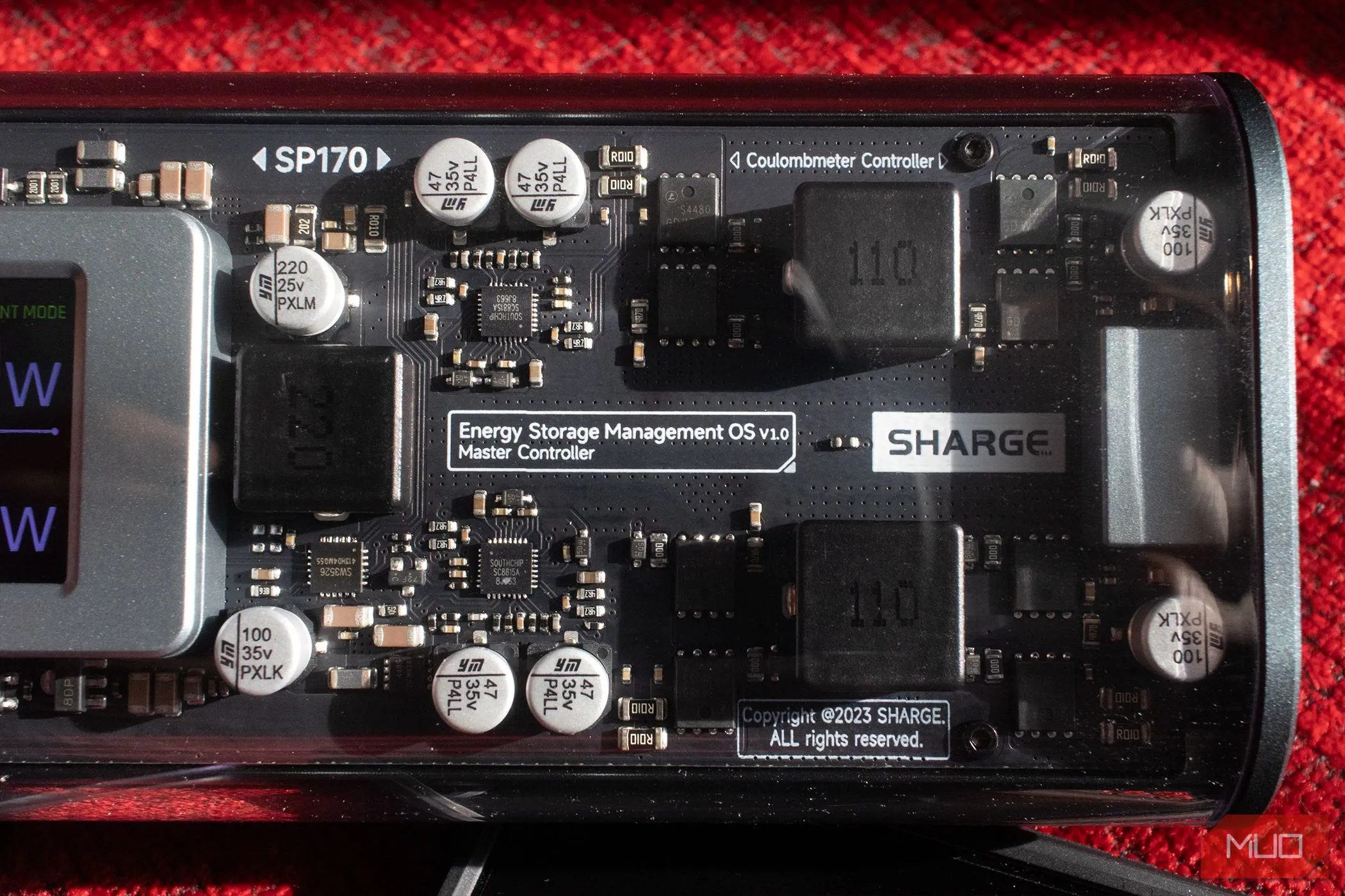 Cận cảnh thiết kế vỏ trong suốt của pin sạc Shargeek 170 cho thấy các linh kiện bên trong
