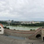Cảnh quan thành phố và dòng sông rộng lớn chụp bằng chế độ panorama truyền thống