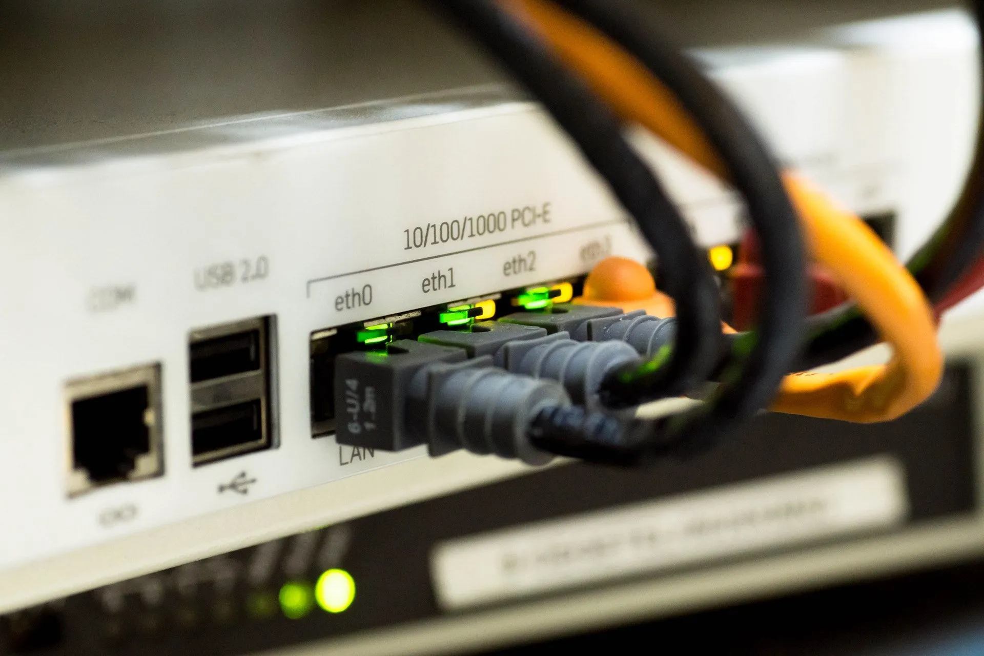 Cáp mạng Ethernet kết nối modem để truy cập Internet có dây ổn định