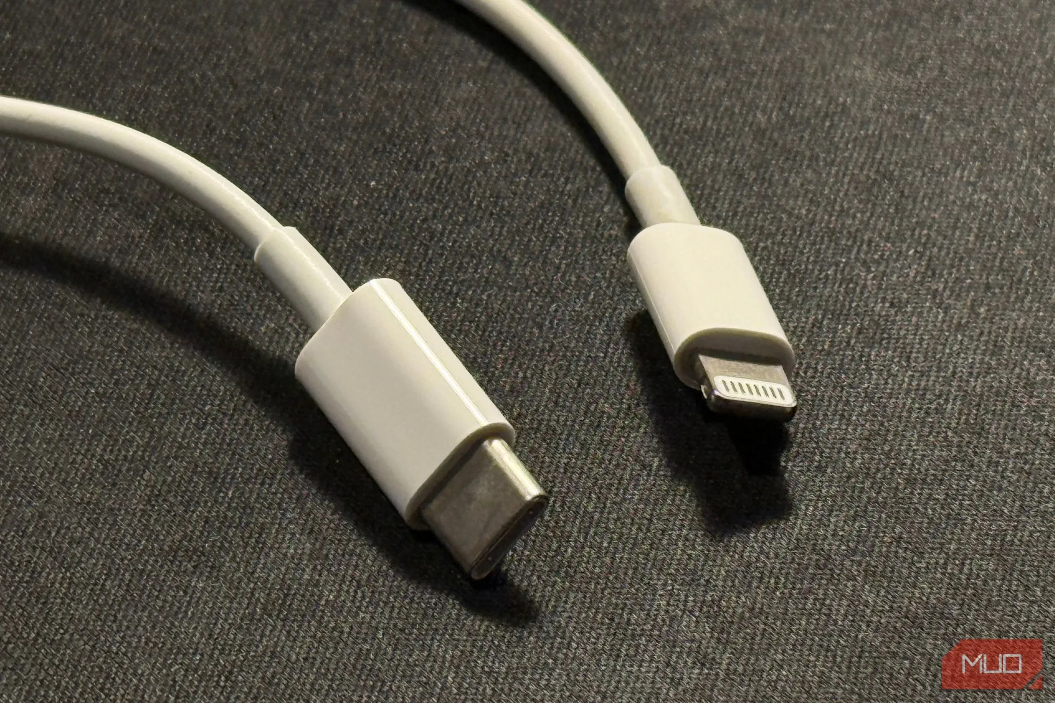 Cáp sạc Lightning sang USB-C, giải pháp sạc nhanh cho các dòng iPhone từ 5 đến 14 Series.