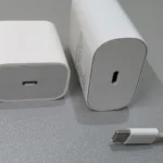 Cáp sạc USB-A và USB-C cùng hai củ sạc minh họa các chuẩn kết nối phổ biến