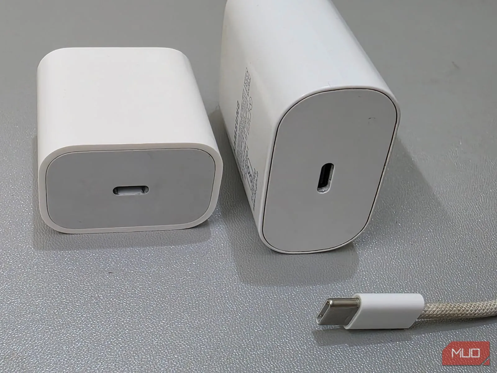 Cáp sạc USB-A và USB-C cùng hai củ sạc minh họa các chuẩn kết nối phổ biến