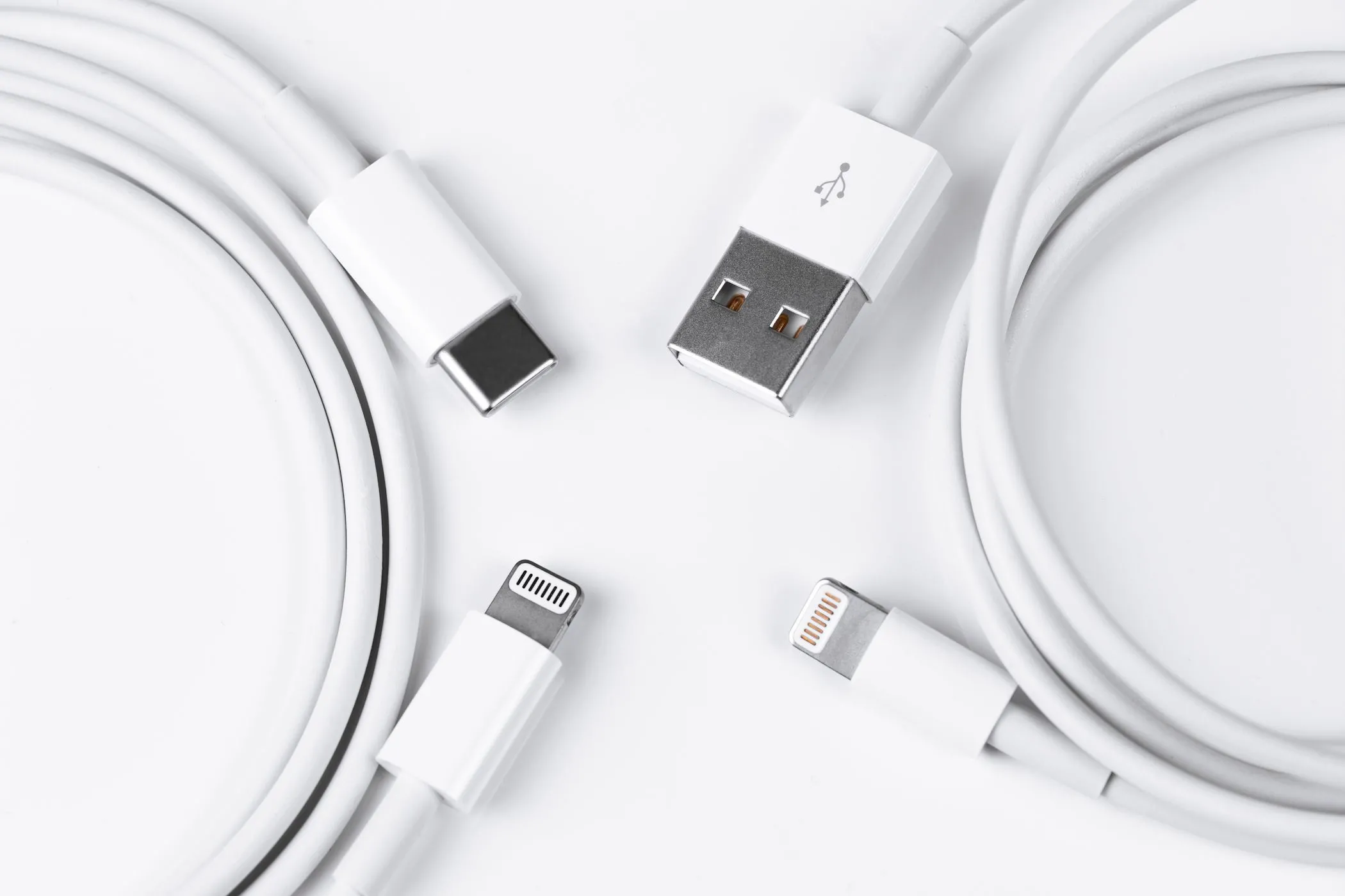 Cáp sạc USB-C và USB-A: Đảm bảo thiết bị của bạn luôn được sạc trên chuyến bay
