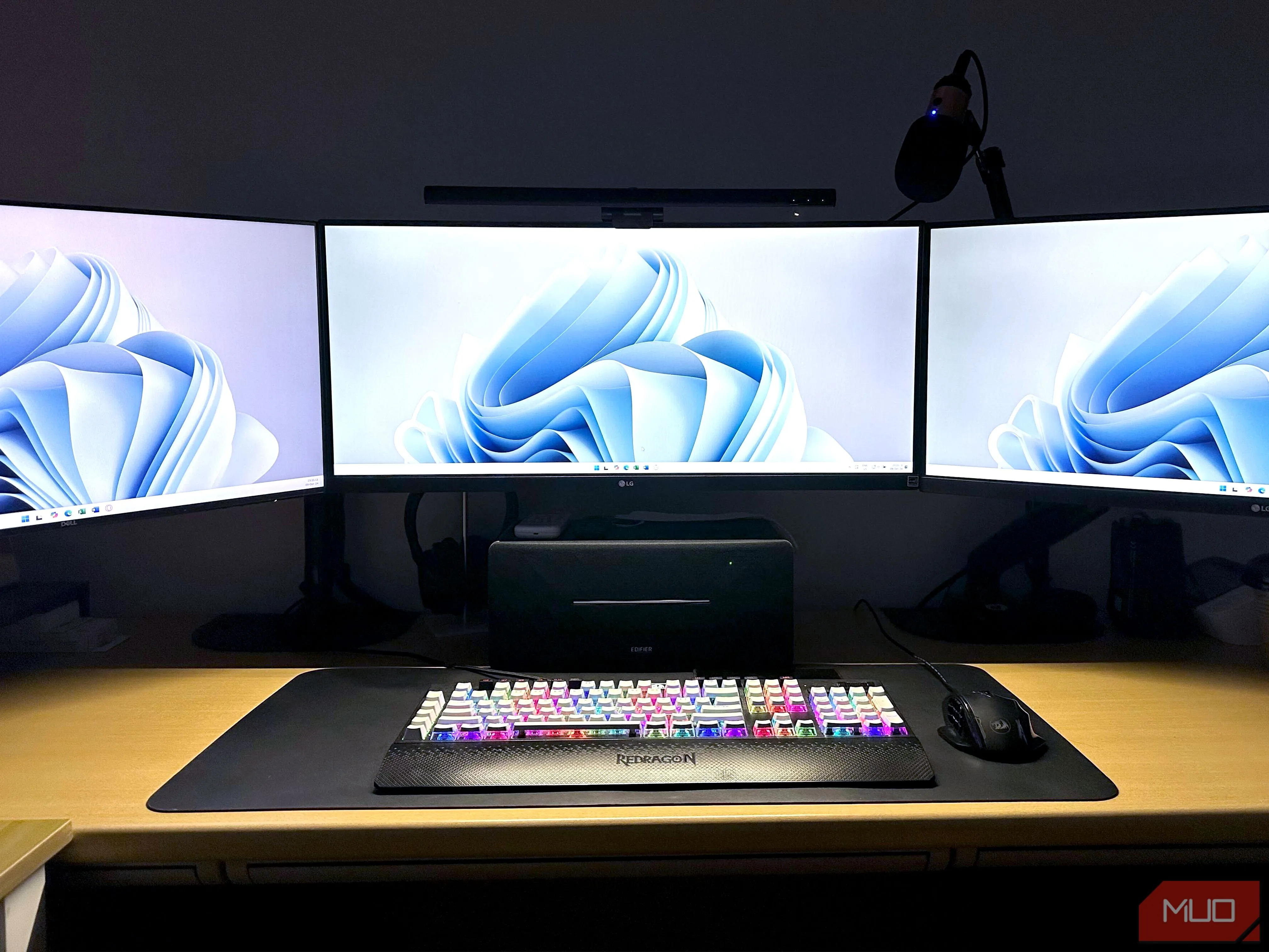 Cấu hình PC với ba màn hình ngoài trên Windows, tối ưu không gian làm việc và đa nhiệm hiệu quả