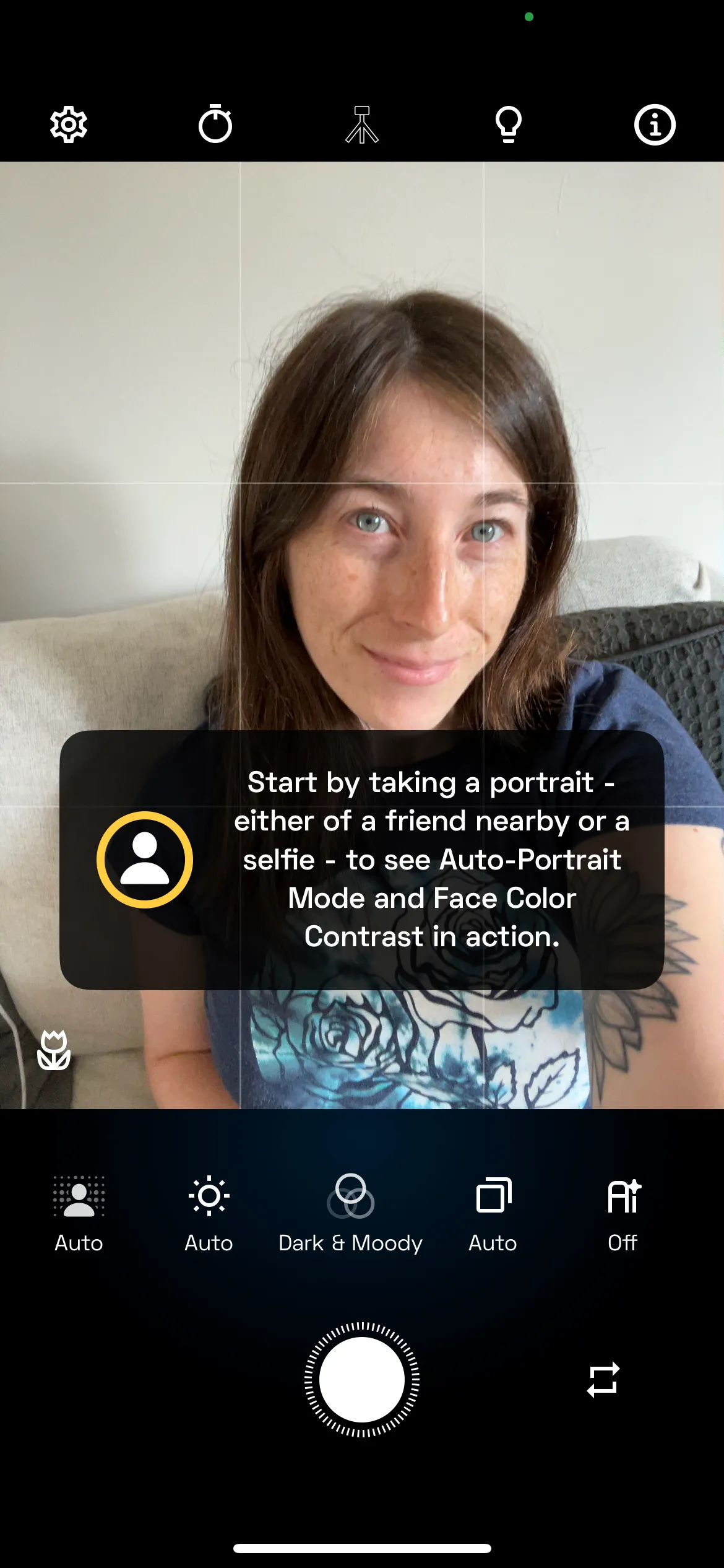 Chế độ chụp selfie của NeuralCam hiển thị giao diện camera sẵn sàng chụp ảnh chân dung.