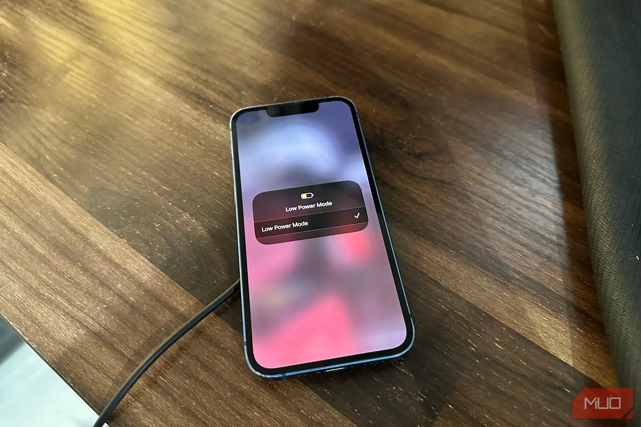 Chế độ Nguồn điện thấp (Low Power Mode) trên màn hình iPhone 14, minh họa cài đặt tiết kiệm pin