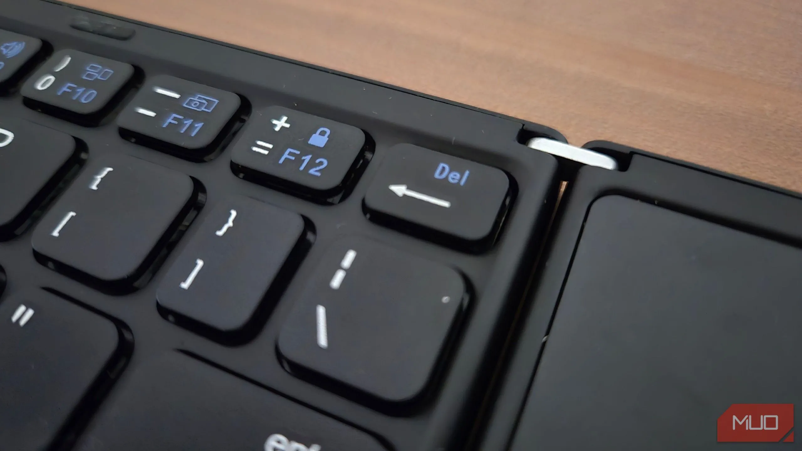 Chi tiết phím Delete (Backspace) bị thu nhỏ trên bàn phím Bluetooth gập, minh họa khó khăn khi gõ.