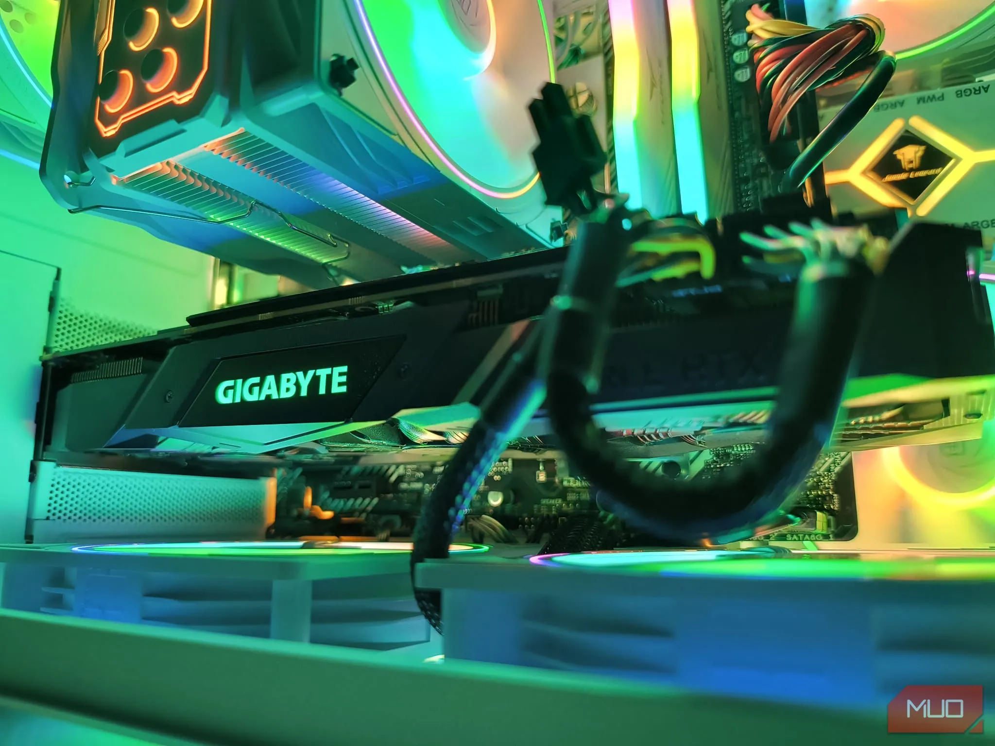 Chiếc card đồ họa RTX 2070 ba quạt được lắp đặt gọn gàng trong case PC, sẵn sàng xử lý các tác vụ đồ họa nặng.